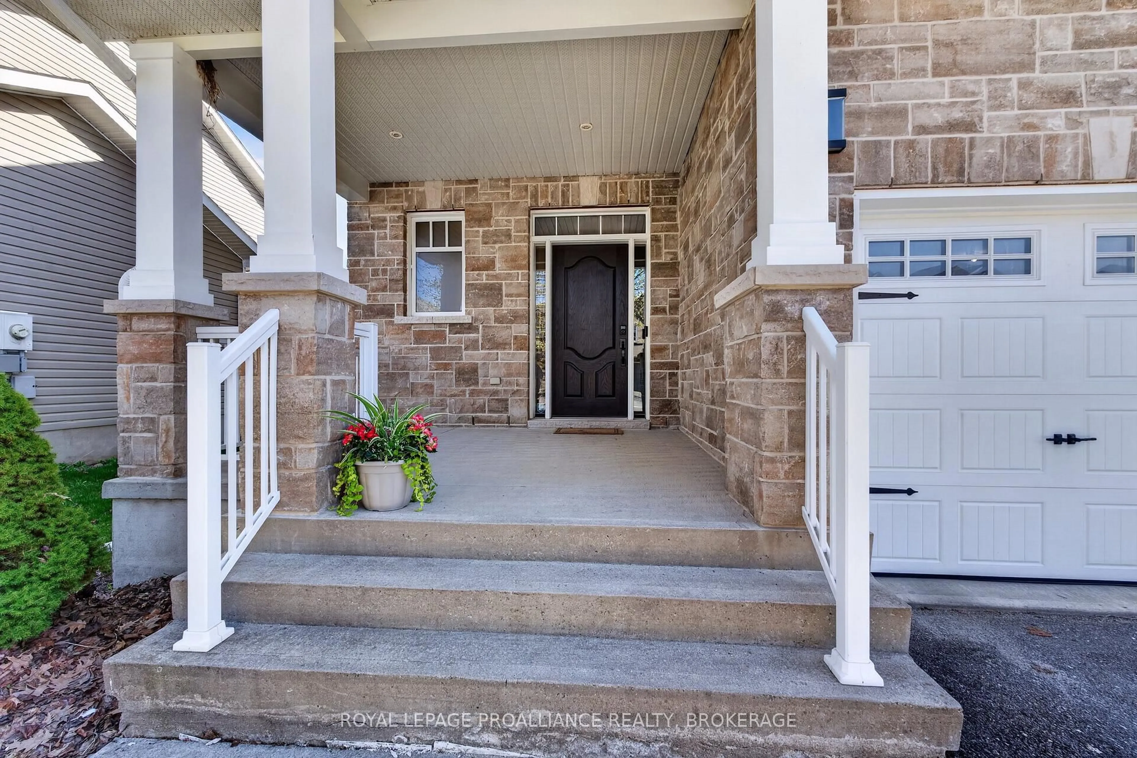 Indoor entryway for 1425 Evergreen Dr, Kingston Ontario K7P 0H5