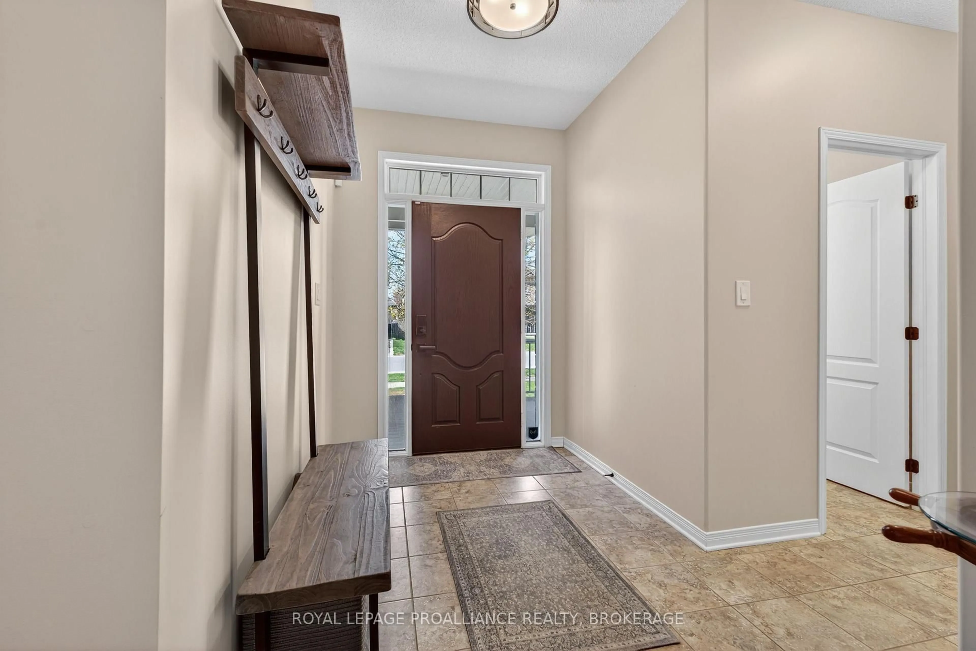 Indoor entryway for 1425 Evergreen Dr, Kingston Ontario K7P 0H5