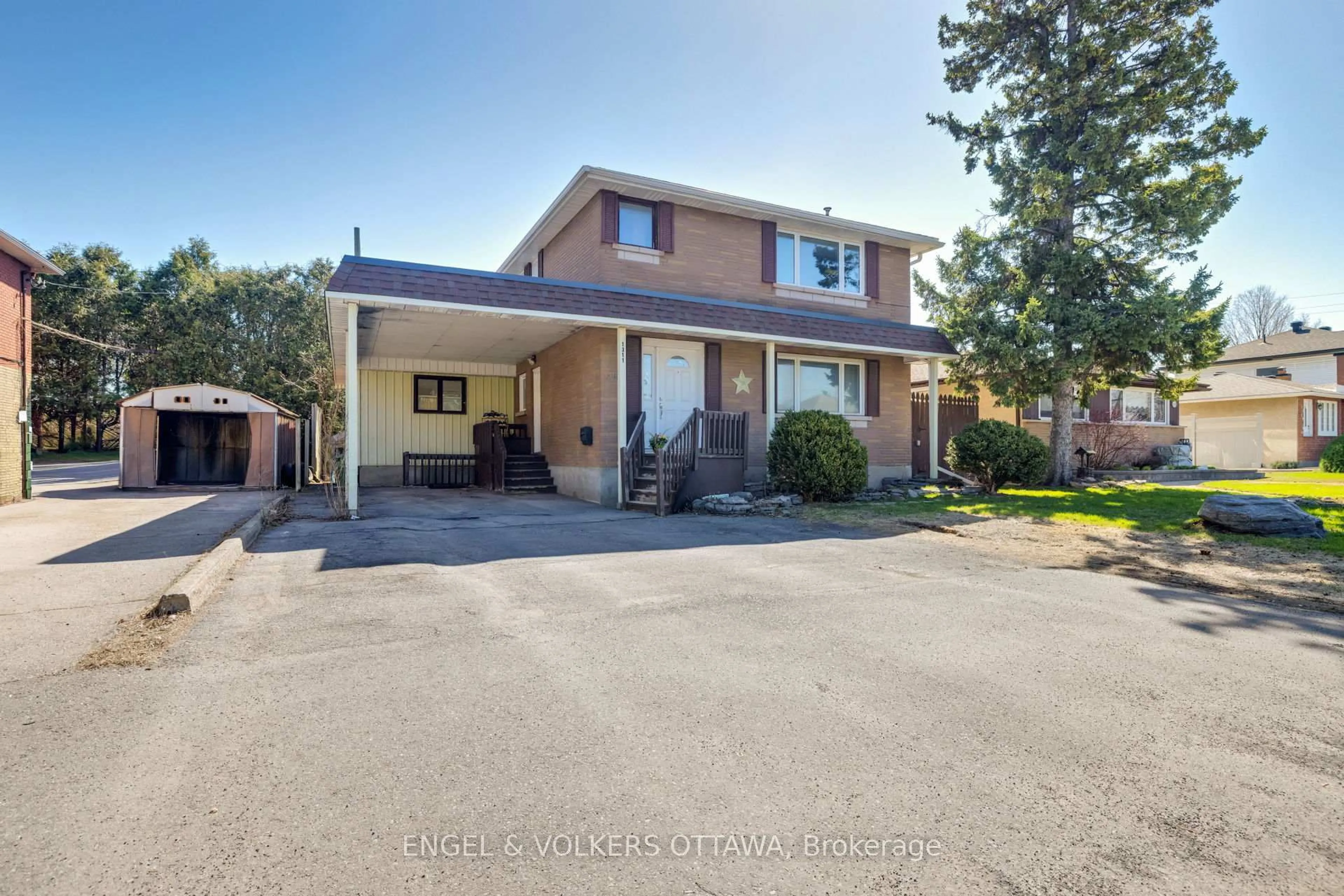 A pic from outside/outdoor area/front of a property/back of a property/a pic from drone, street for 1311 S Ave, Ottawa Ontario K1G 0C4