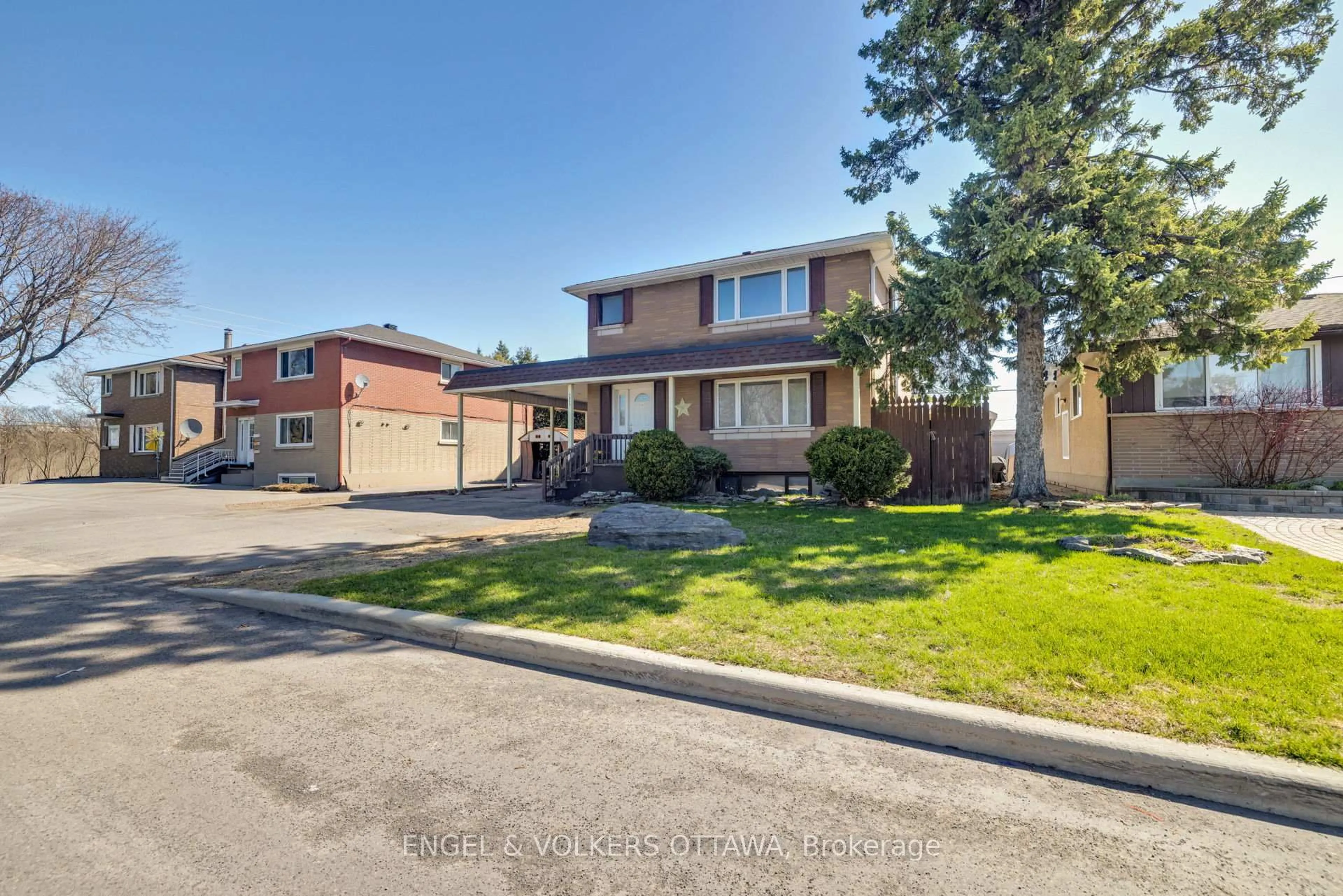 A pic from outside/outdoor area/front of a property/back of a property/a pic from drone, street for 1311 S Ave, Ottawa Ontario K1G 0C4