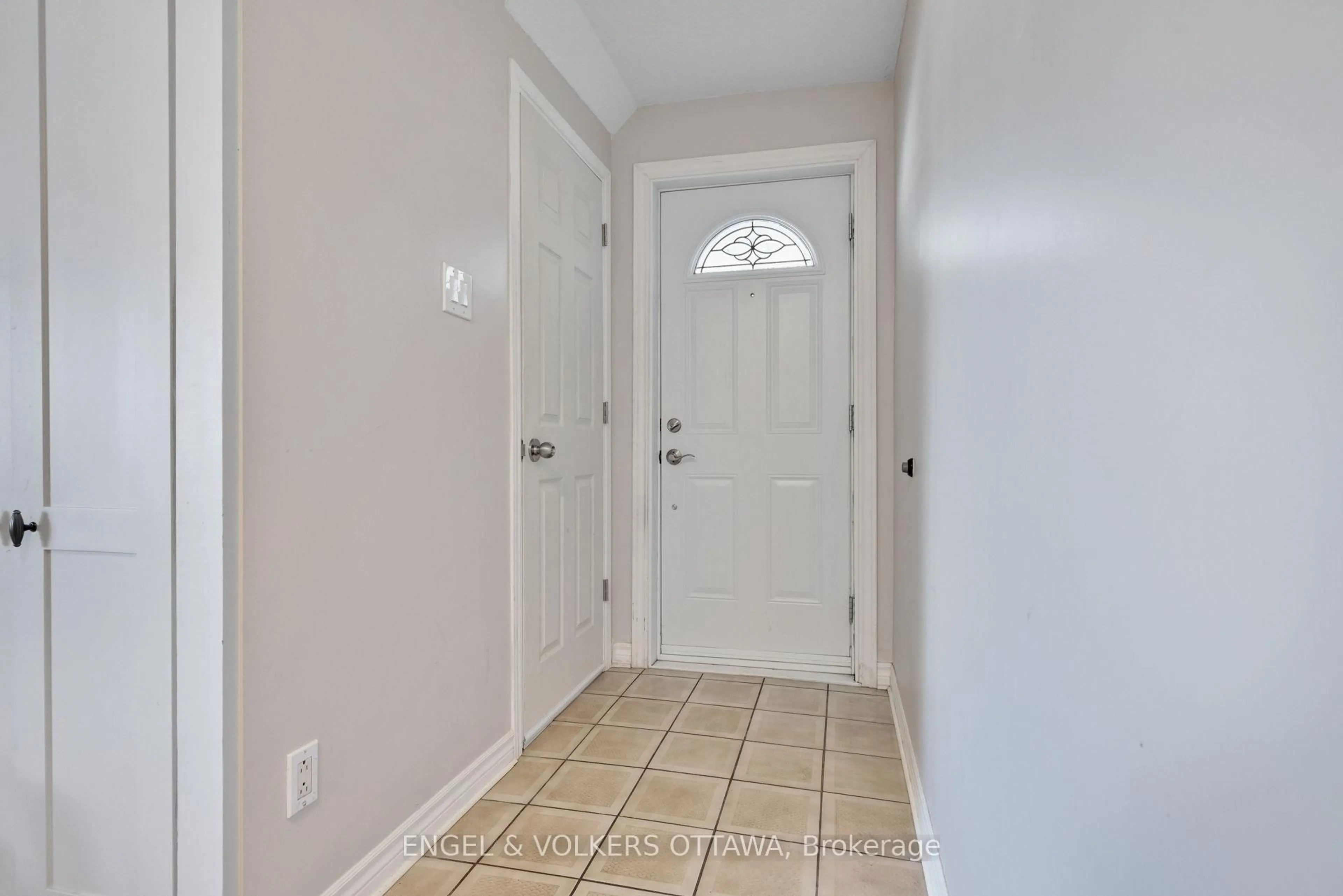 Indoor entryway for 1311 S Ave, Ottawa Ontario K1G 0C4