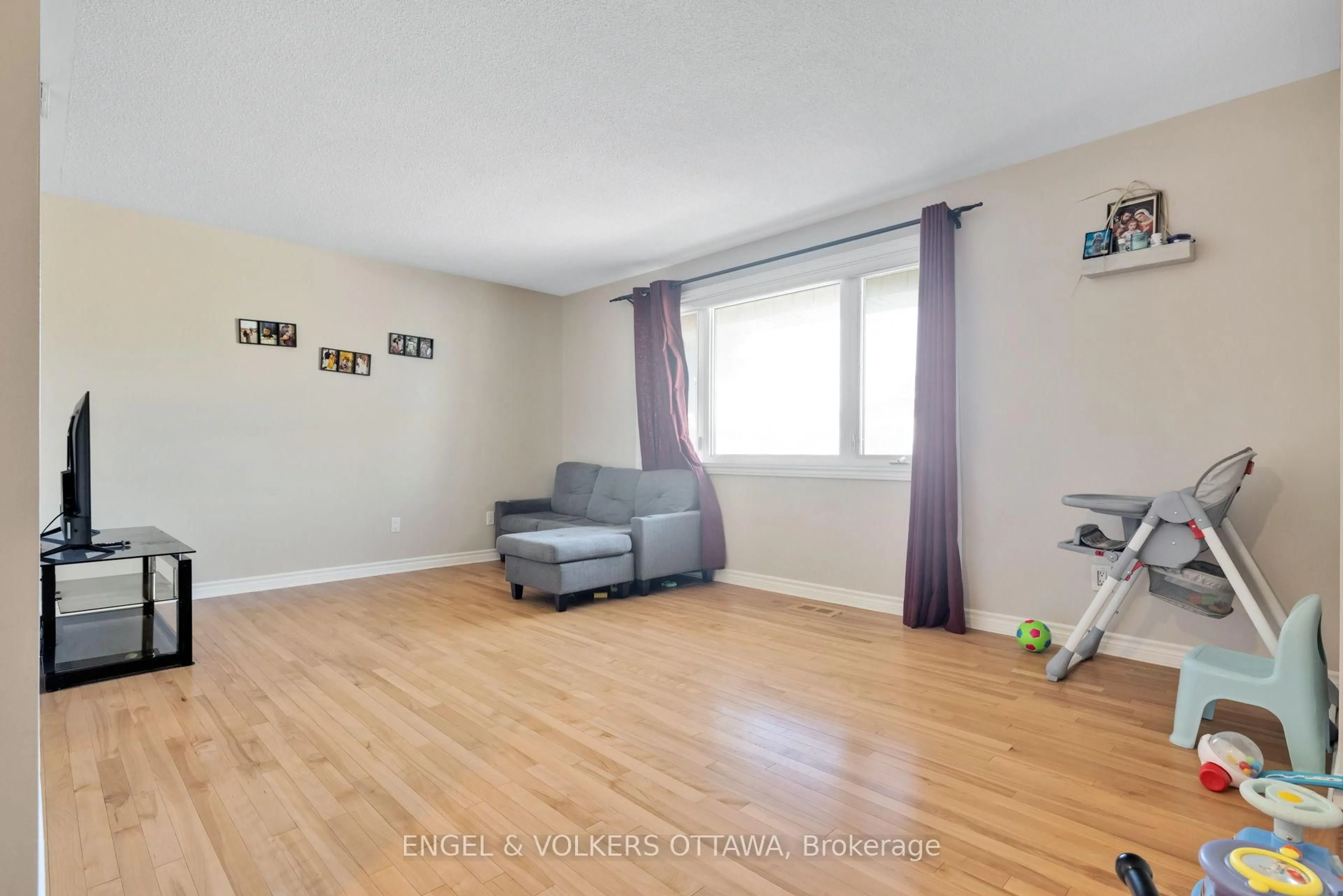 A pic of a room for 1311 S Ave, Ottawa Ontario K1G 0C4