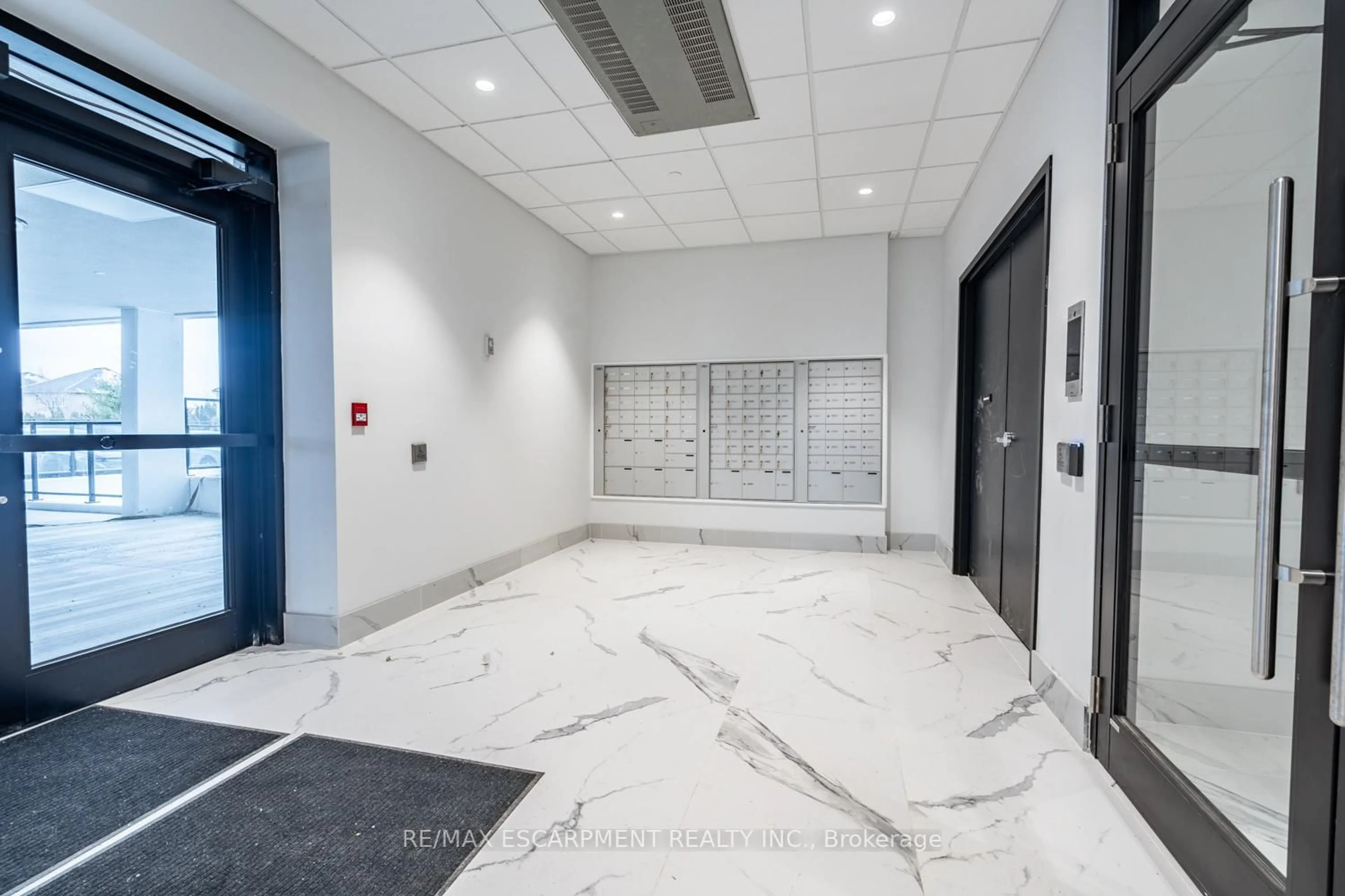 Indoor foyer for 1936 RYMAL Rd #213, Hamilton Ontario L0R 1P0