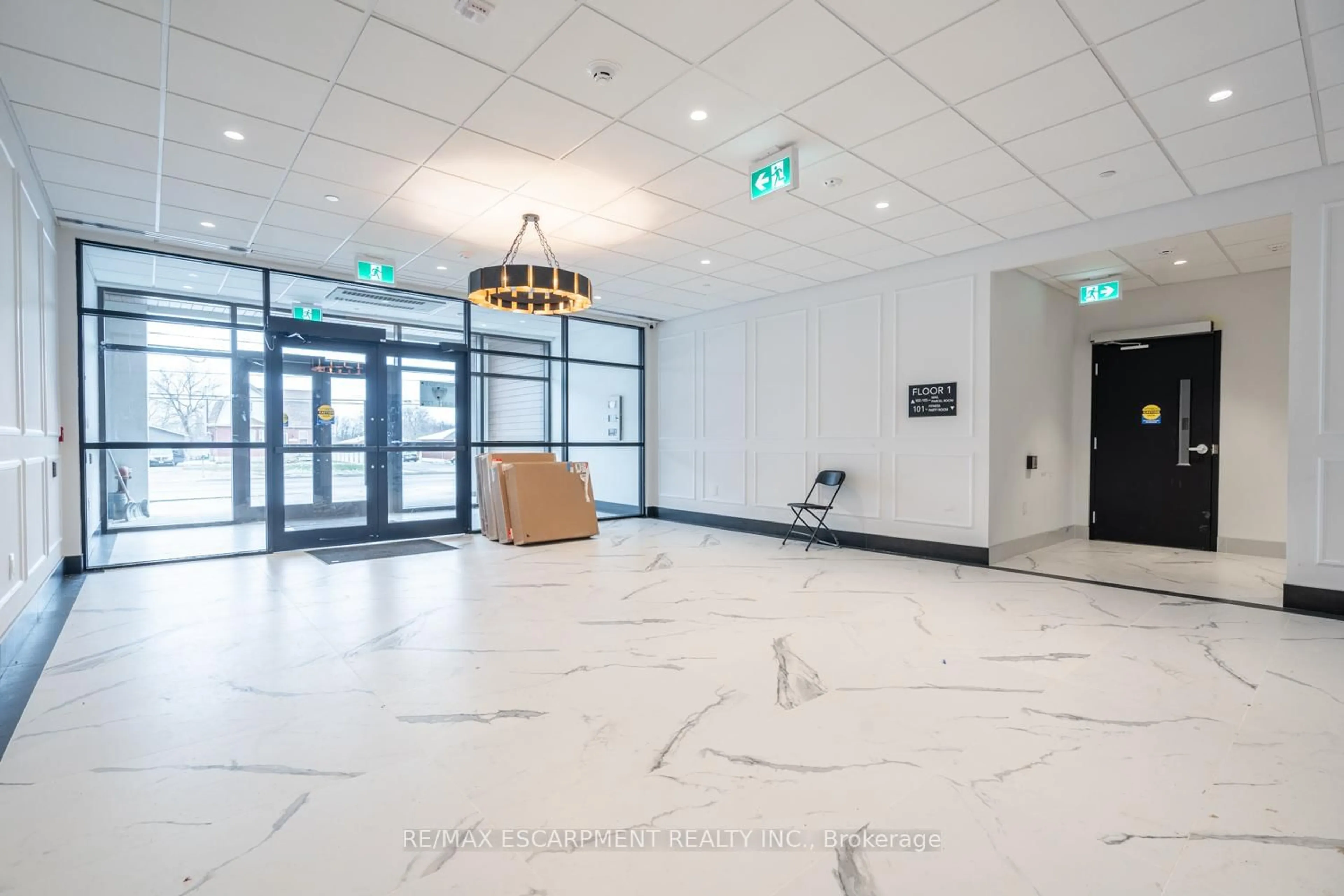 Indoor foyer for 1936 RYMAL Rd #213, Hamilton Ontario L0R 1P0