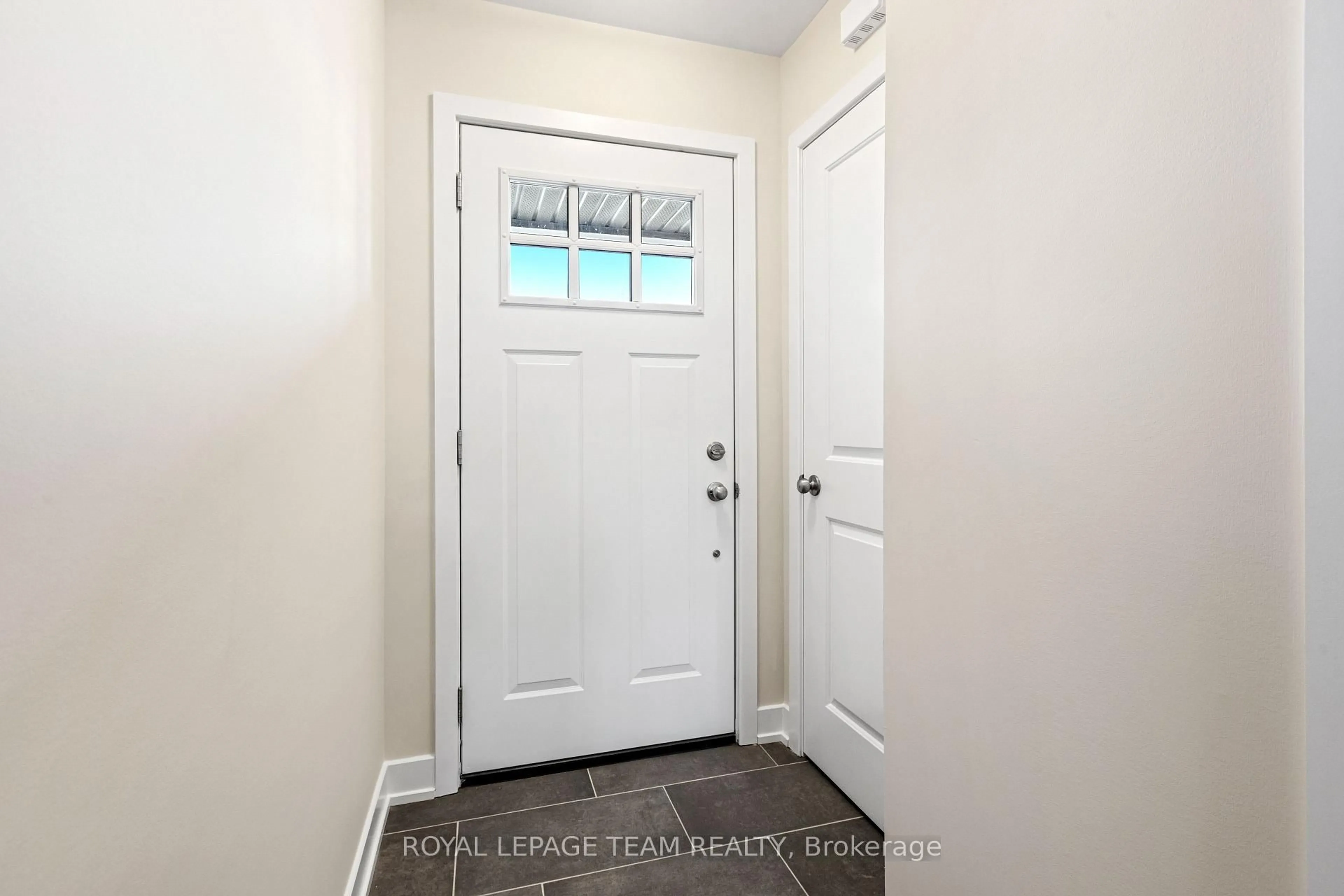 Indoor entryway for 22 Margaret Graham Terr, Smiths Falls Ontario K7A 0B8