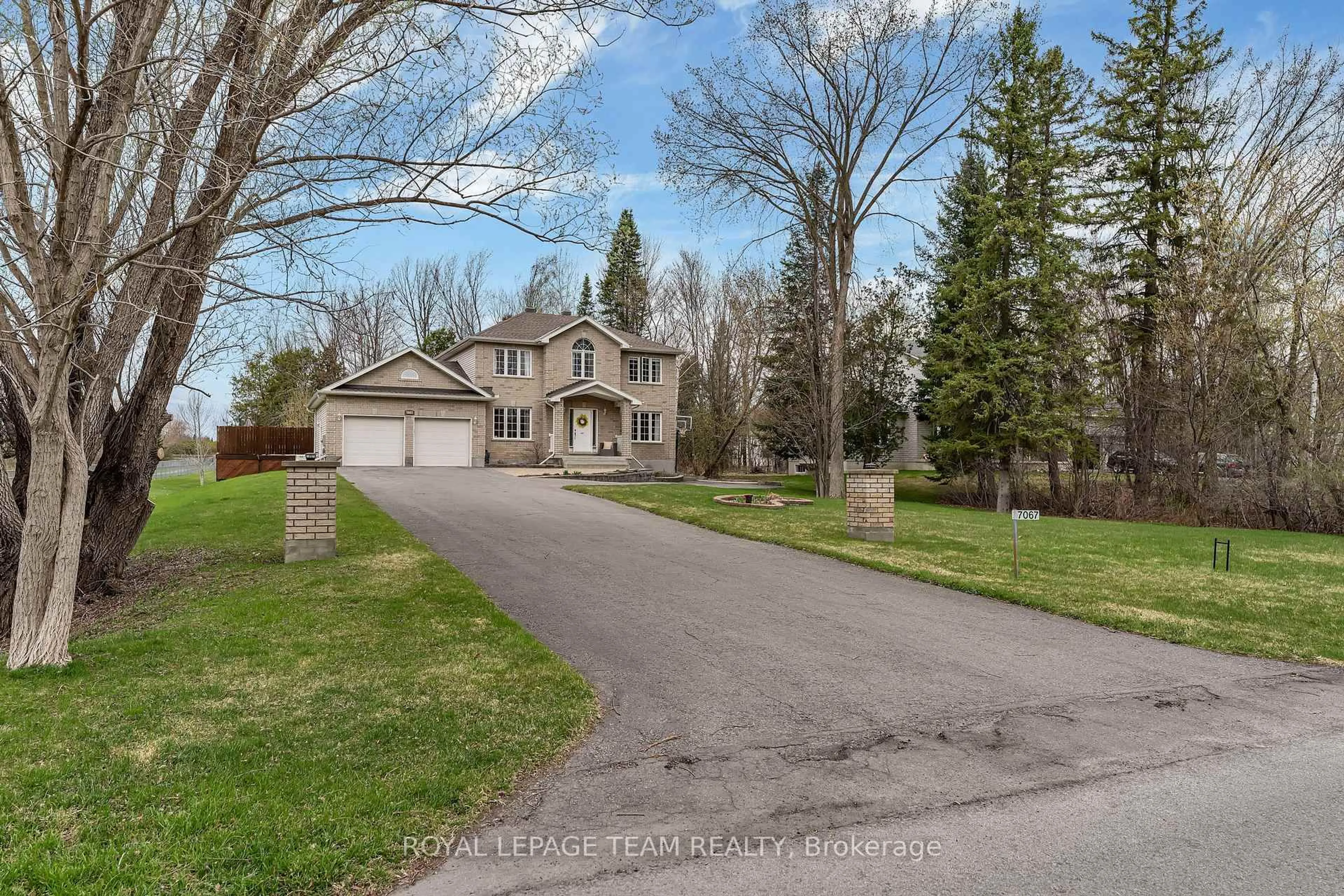 A pic from outside/outdoor area/front of a property/back of a property/a pic from drone, street for 7067 Donwel Dr, Greely Ontario K4P 1M7