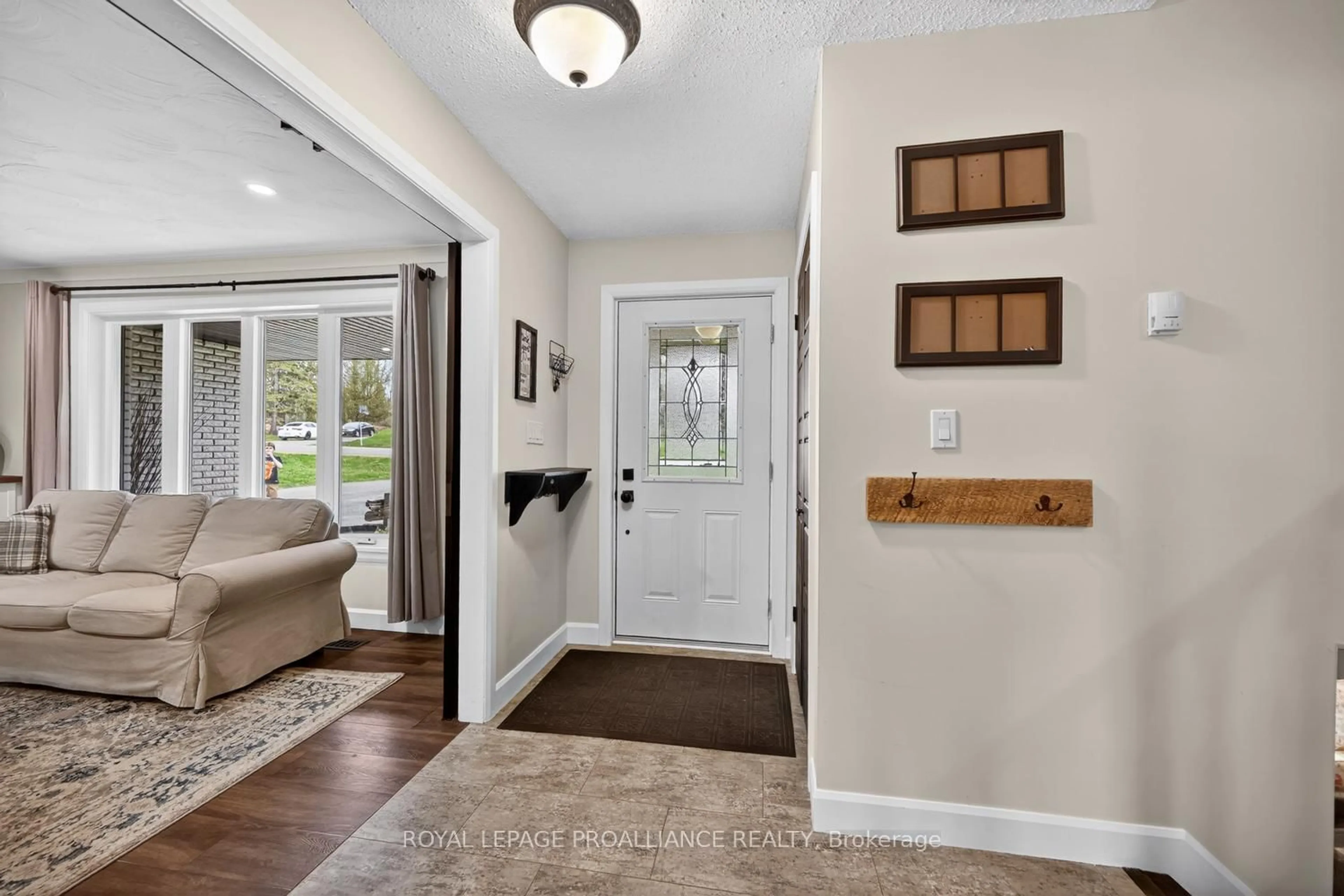 Indoor entryway for 9 Willow Dr, Augusta Ontario K0E 1P0