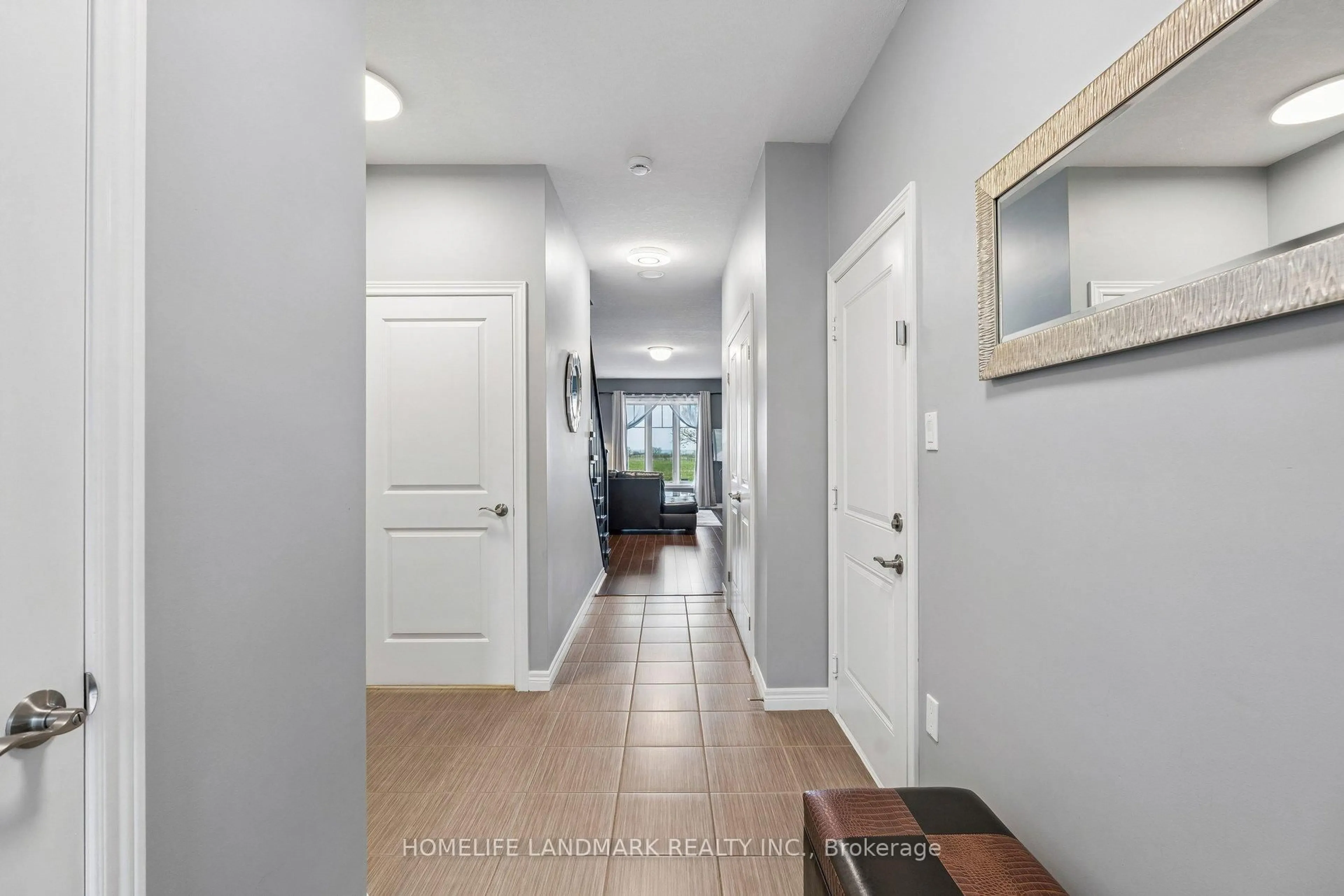 Indoor entryway for 7 Lakelawn Rd #2, Grimsby Ontario L3M 0E9