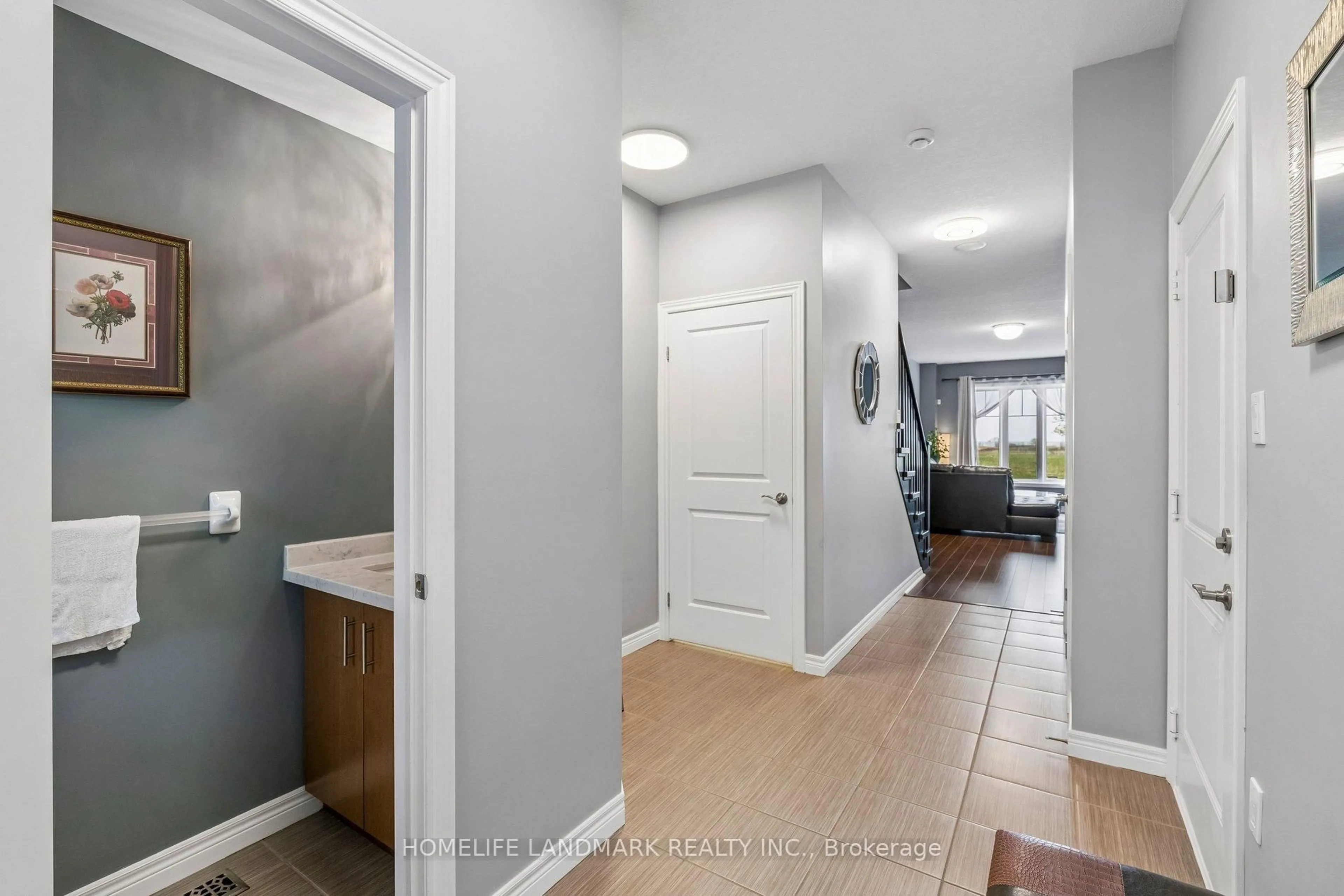 Indoor entryway for 7 Lakelawn Rd #2, Grimsby Ontario L3M 0E9