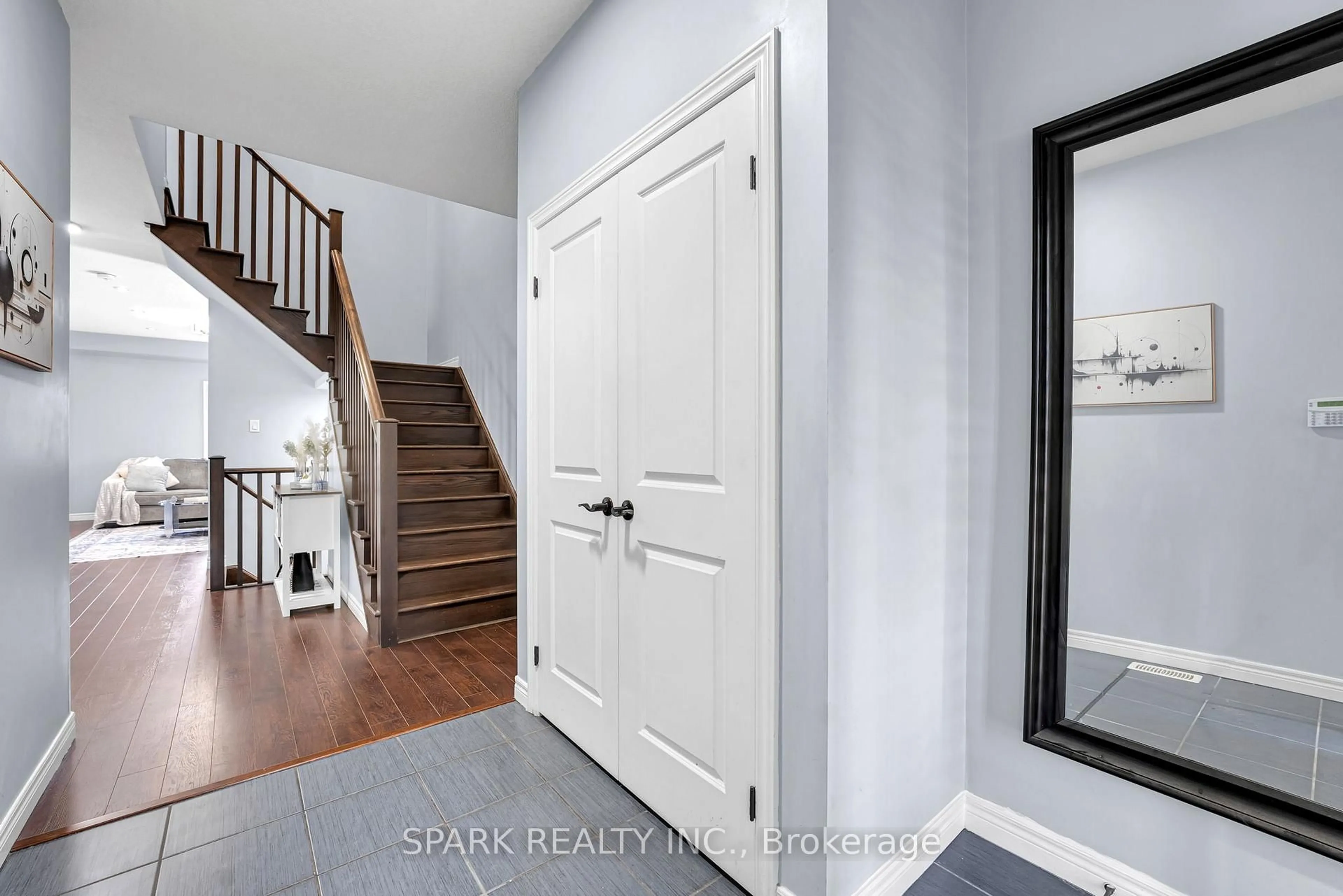 Indoor entryway for 4 Cutts Cres, Hamilton Ontario L0R 1C0