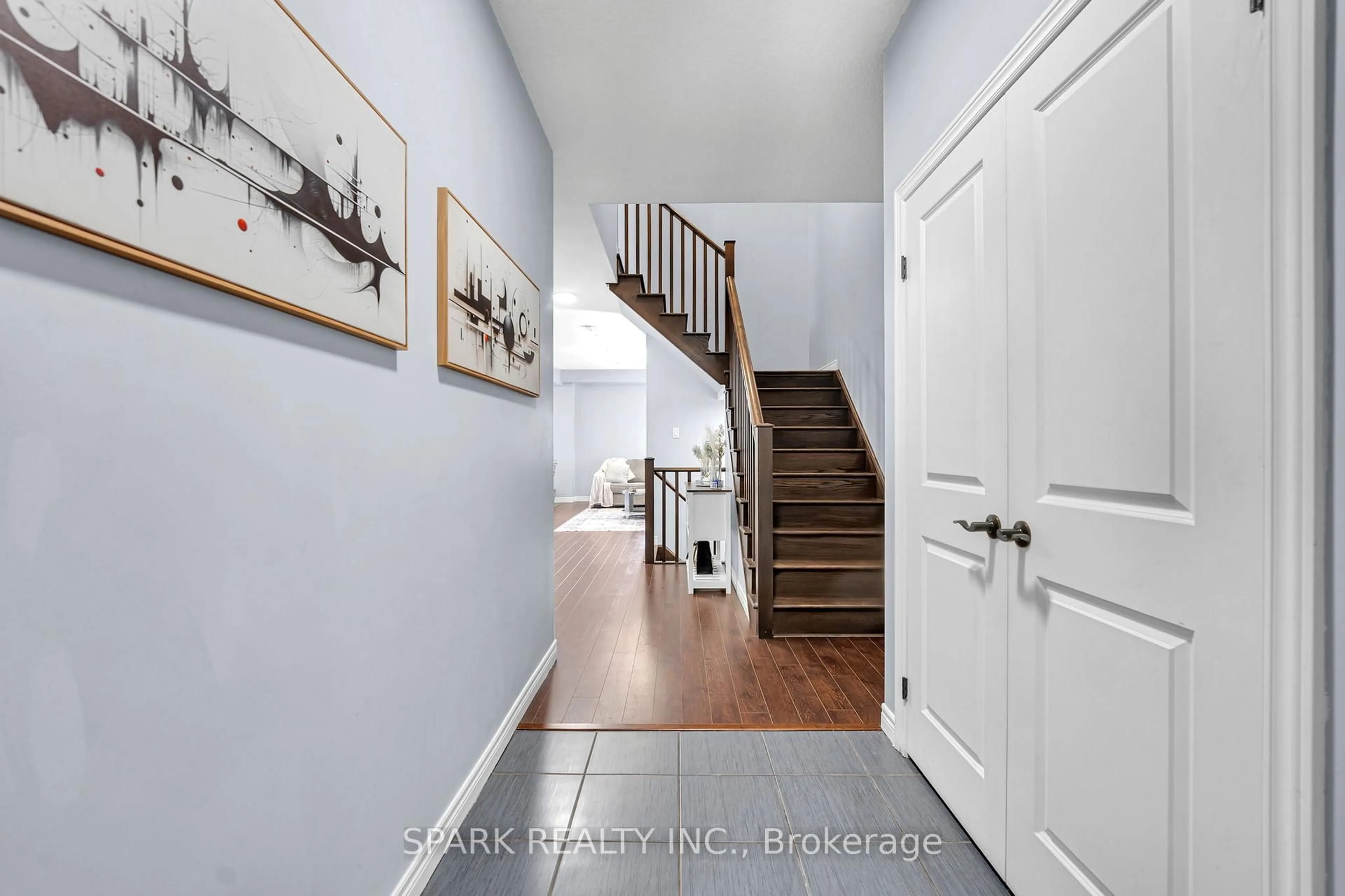Indoor entryway for 4 Cutts Cres, Hamilton Ontario L0R 1C0