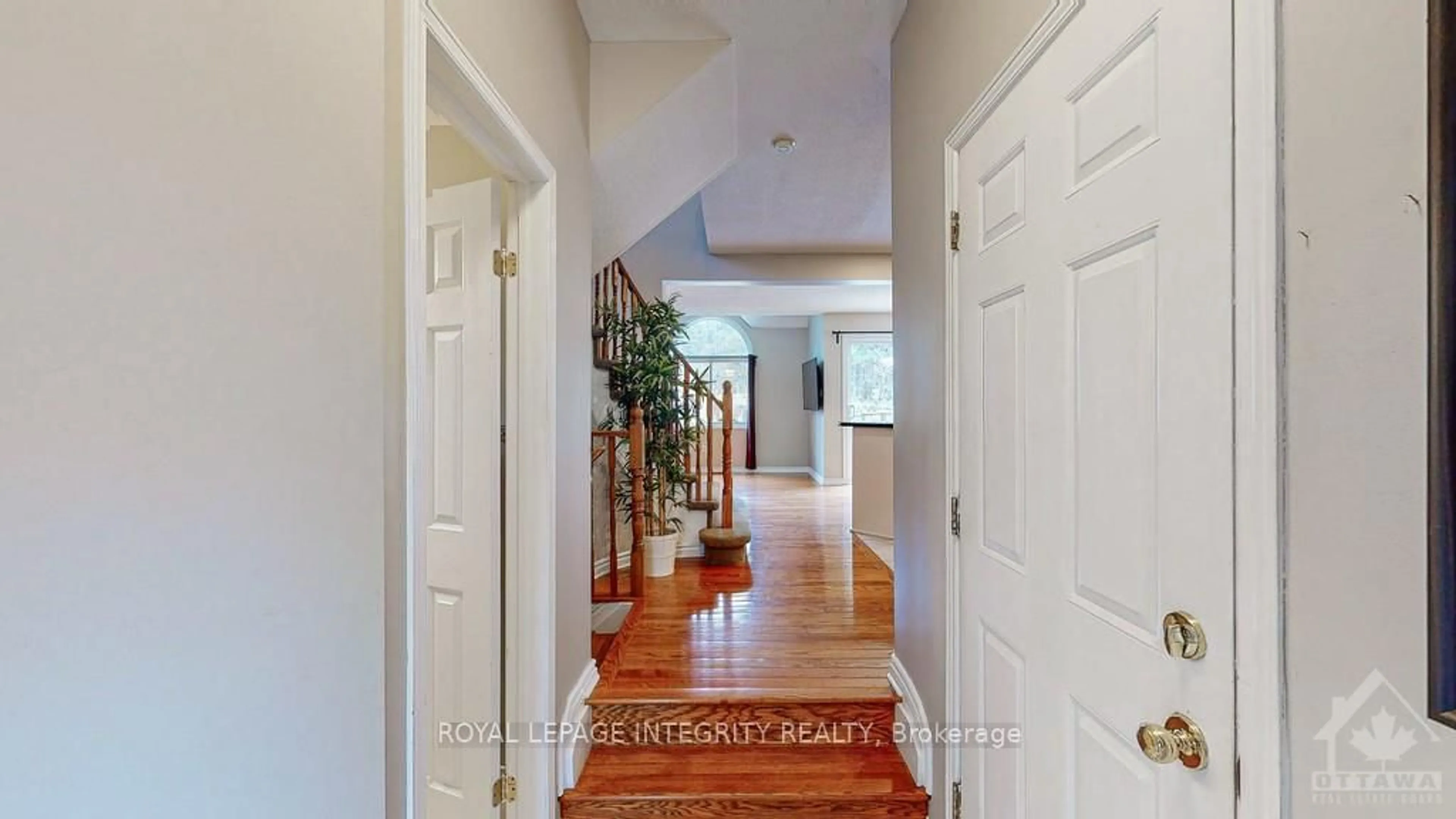 Indoor entryway for 106 Blackdome Cres, Ottawa Ontario K2T 1B1