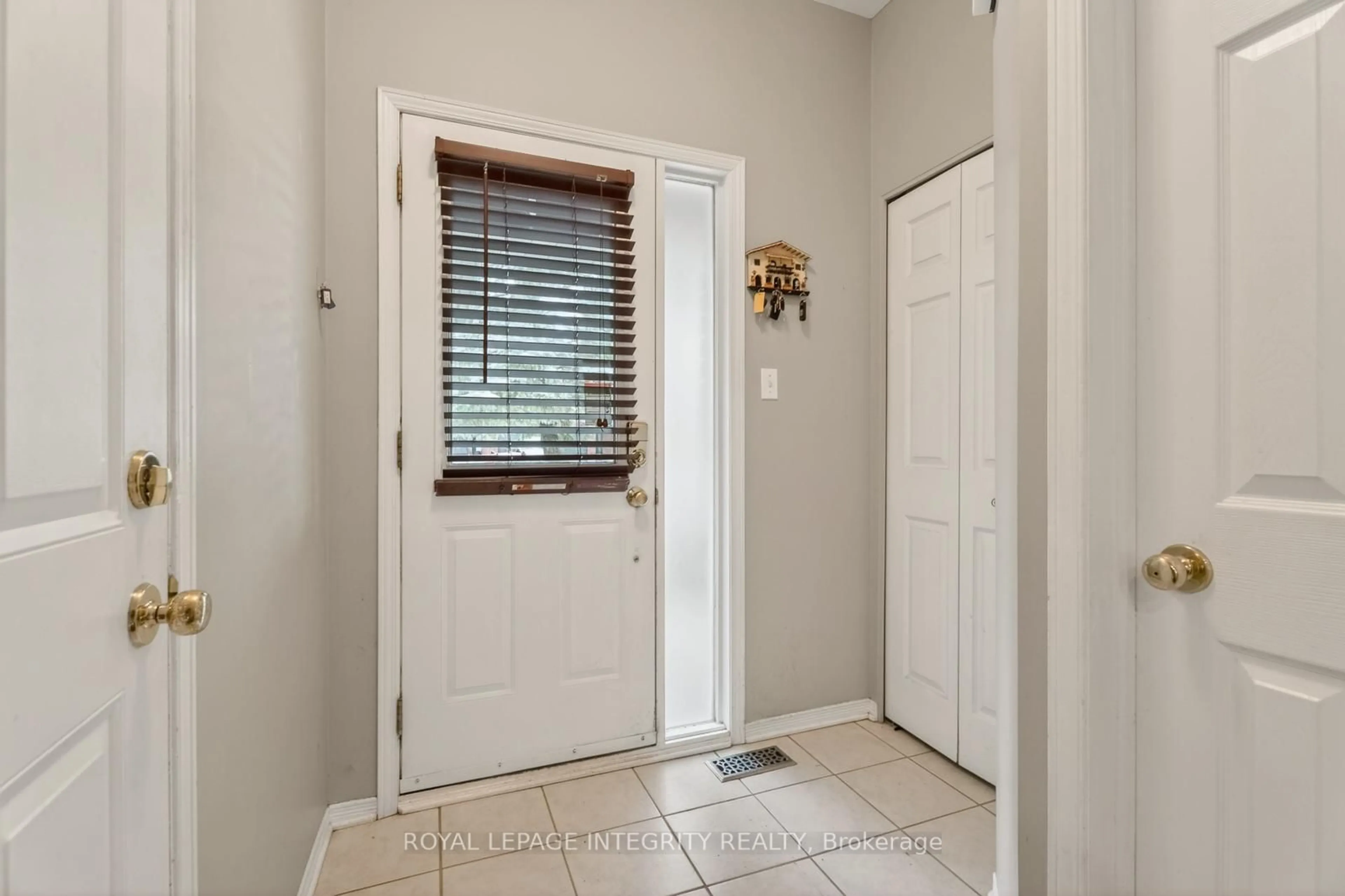 Indoor entryway for 106 Blackdome Cres, Ottawa Ontario K2T 1B1