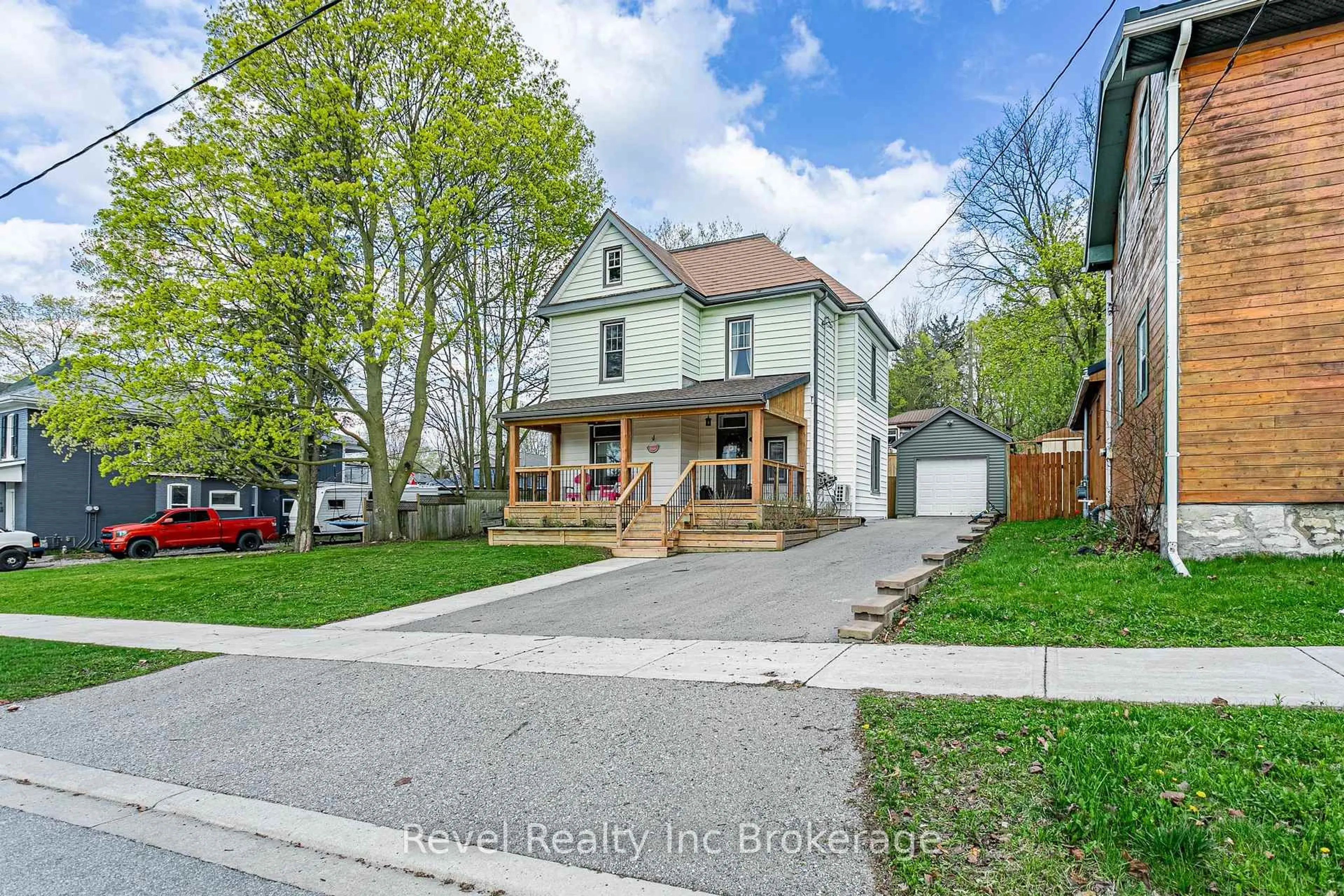 A pic from outside/outdoor area/front of a property/back of a property/a pic from drone, street for 31 Ann St, Ingersoll Ontario N5C 2E9