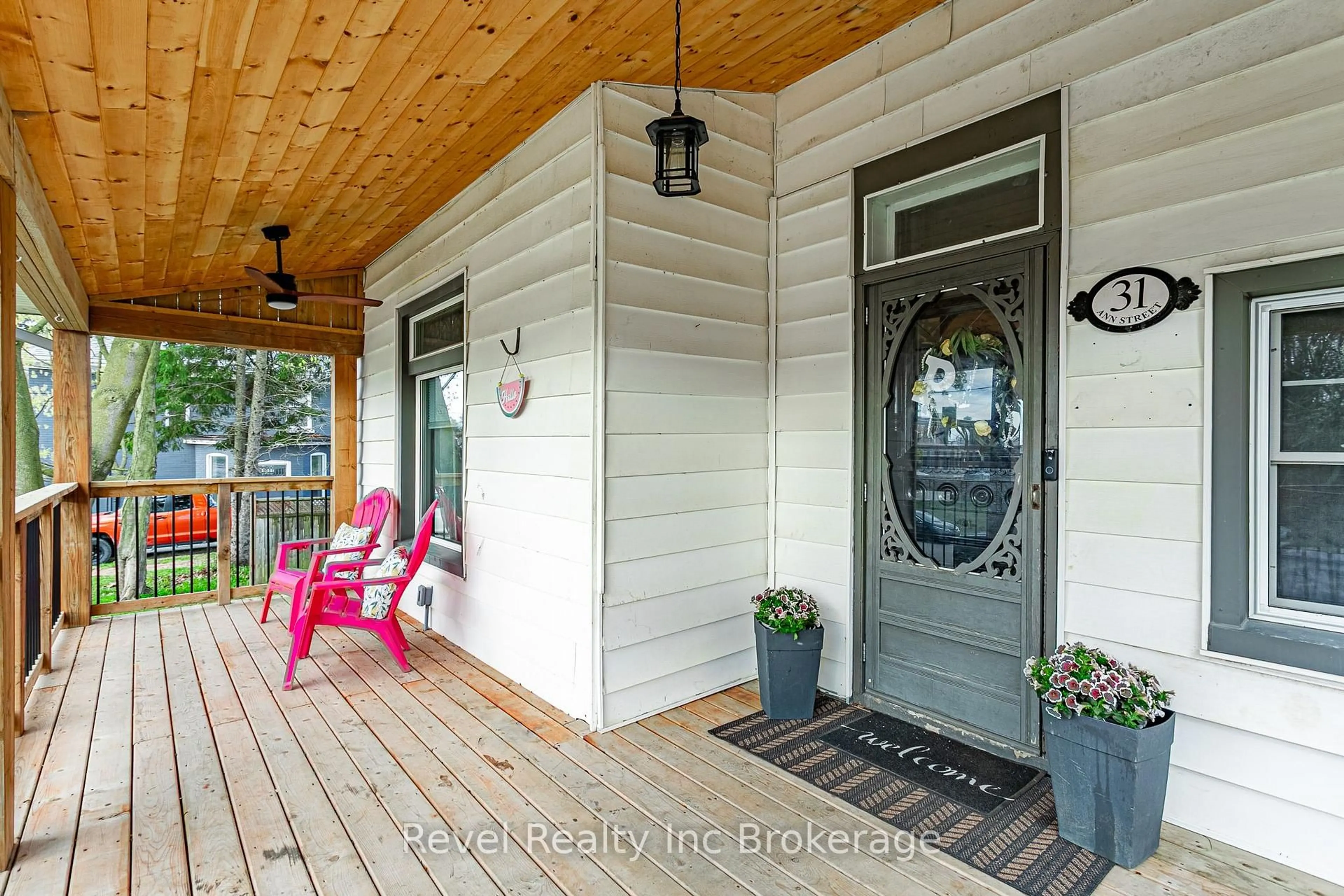Indoor entryway for 31 Ann St, Ingersoll Ontario N5C 2E9