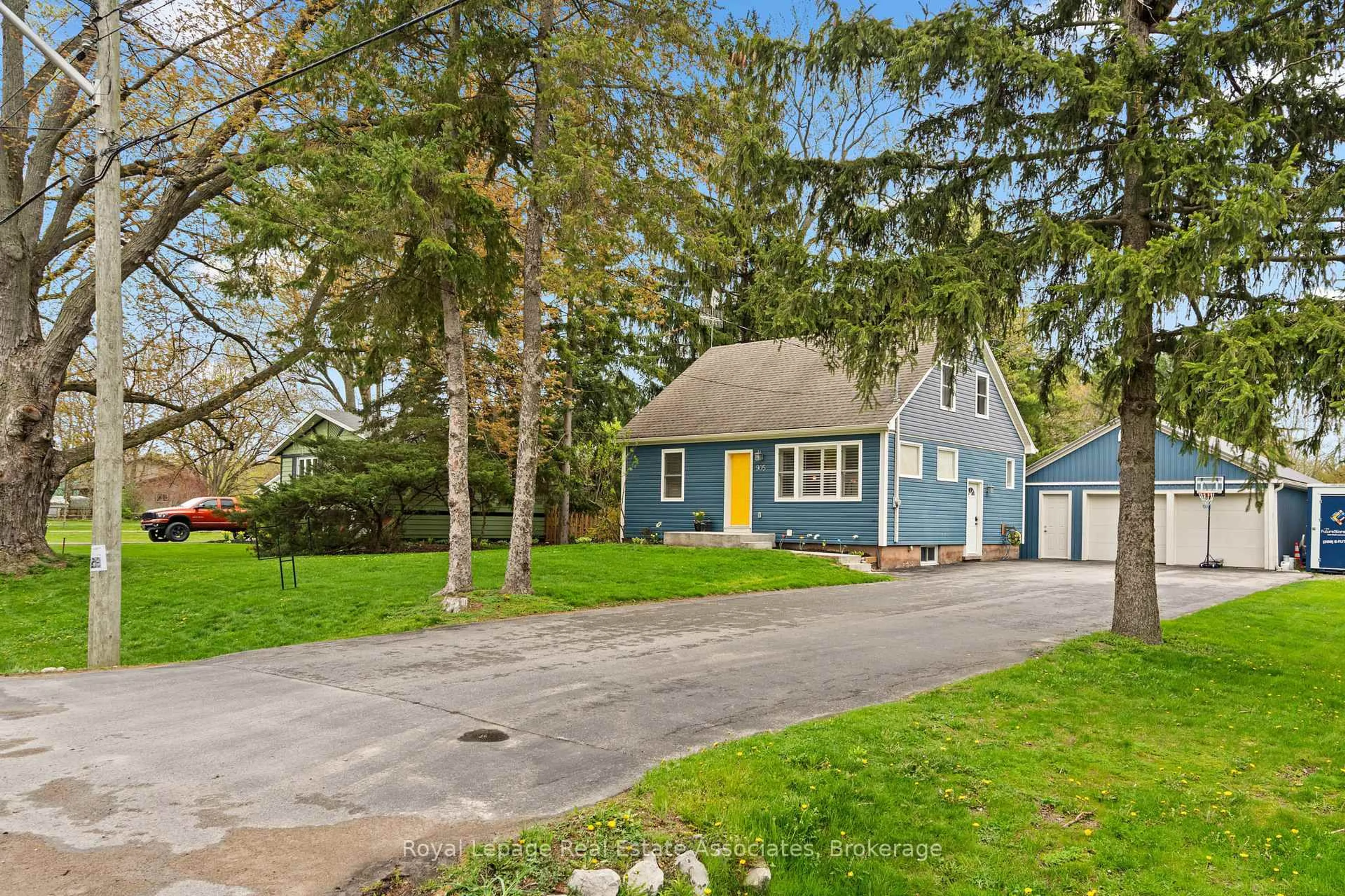 Home with vinyl exterior material, street for 905 Church St, Pelham Ontario L0S 1C0