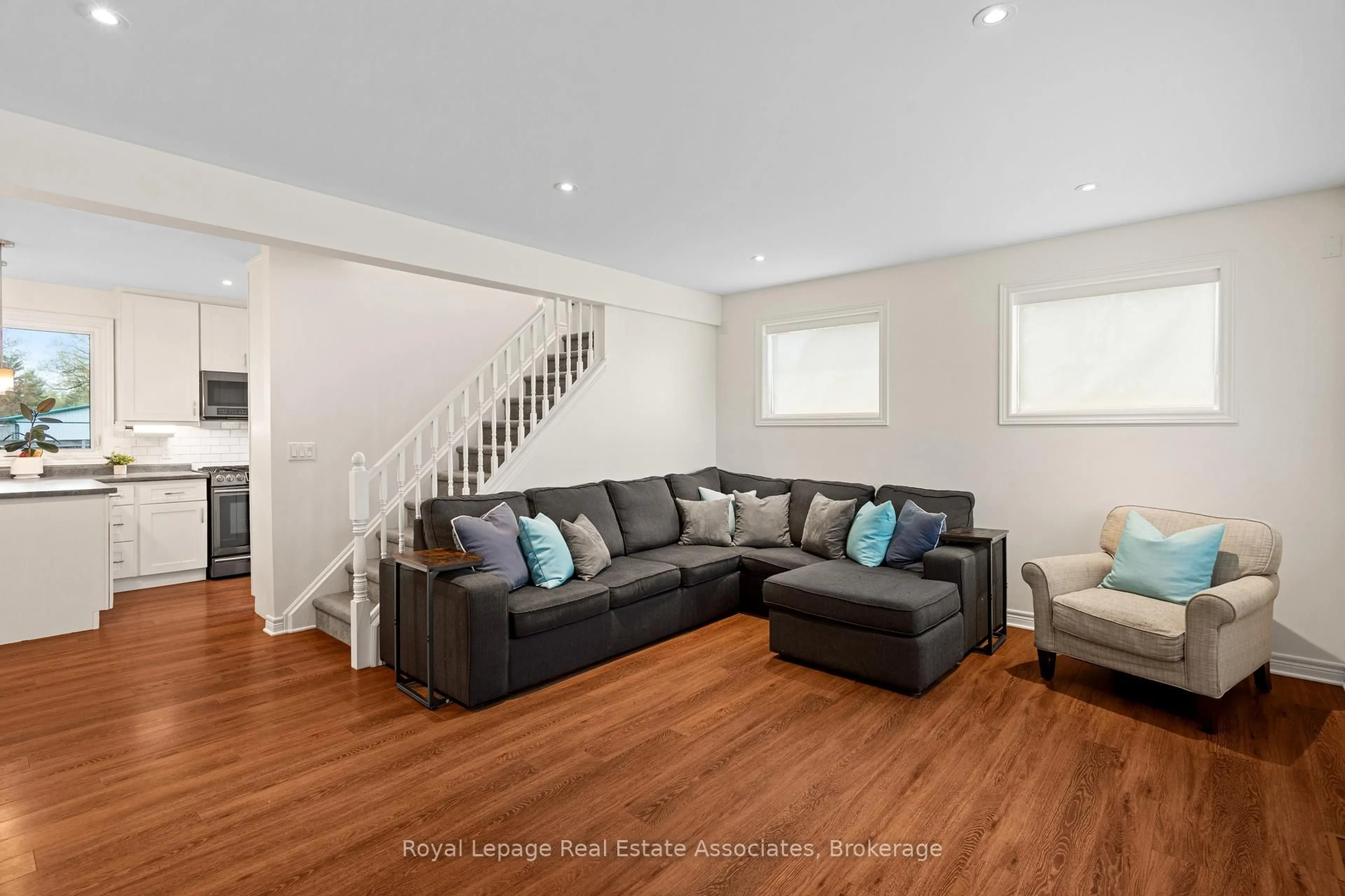 Living room with furniture, unknown for 905 Church St, Pelham Ontario L0S 1C0