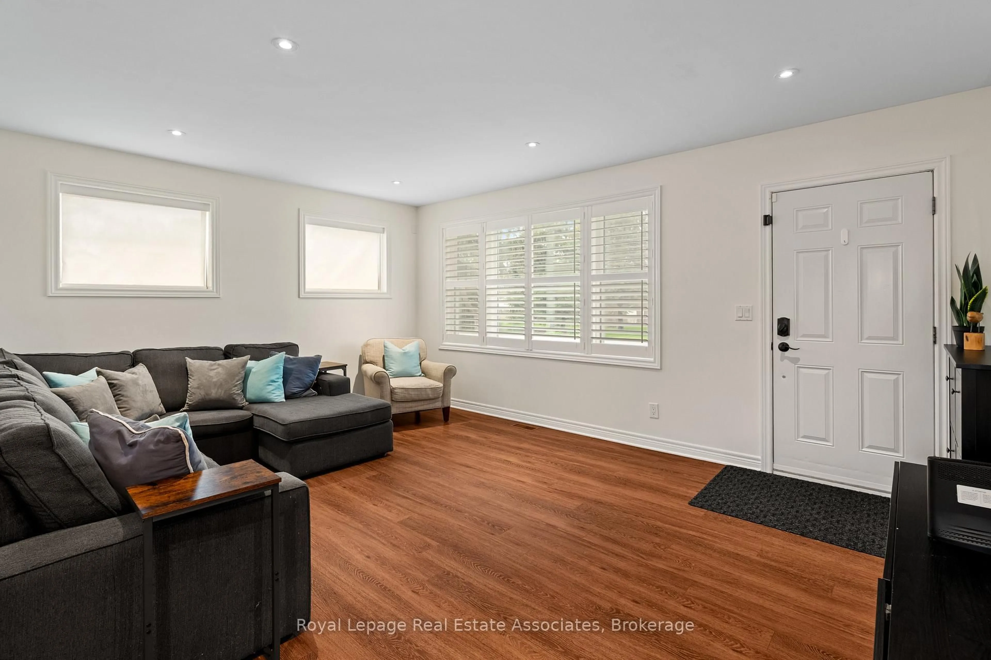 Living room with furniture, wood/laminate floor for 905 Church St, Pelham Ontario L0S 1C0