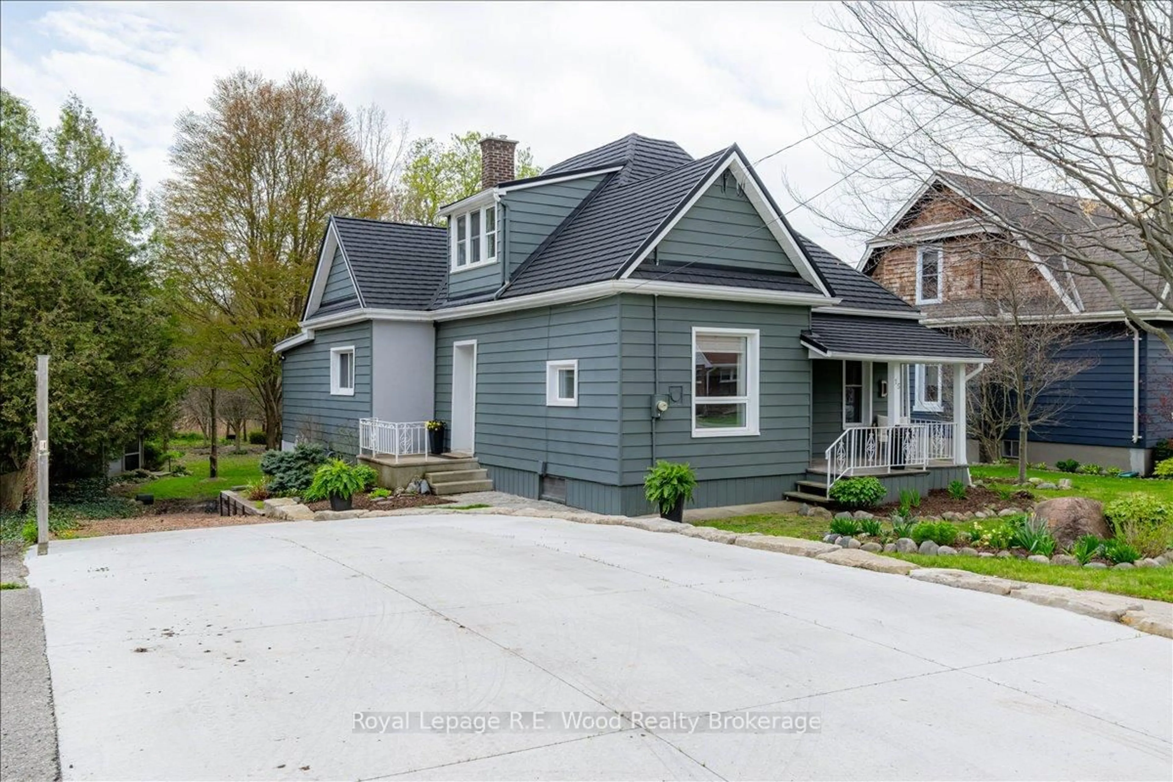 Home with vinyl exterior material, street for 15 Van St, Tillsonburg Ontario N4G 2M7