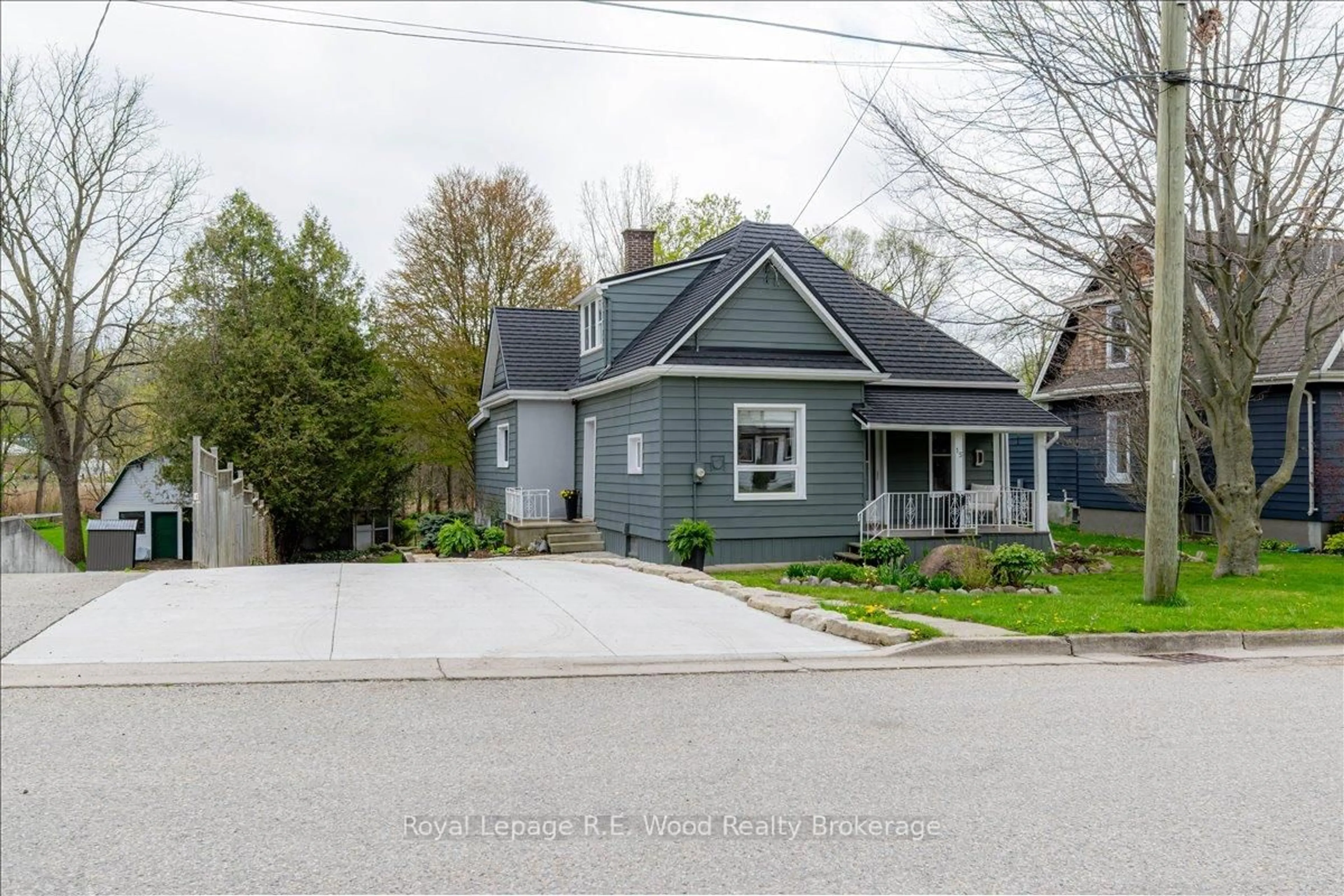 A pic from outside/outdoor area/front of a property/back of a property/a pic from drone, street for 15 Van St, Tillsonburg Ontario N4G 2M7