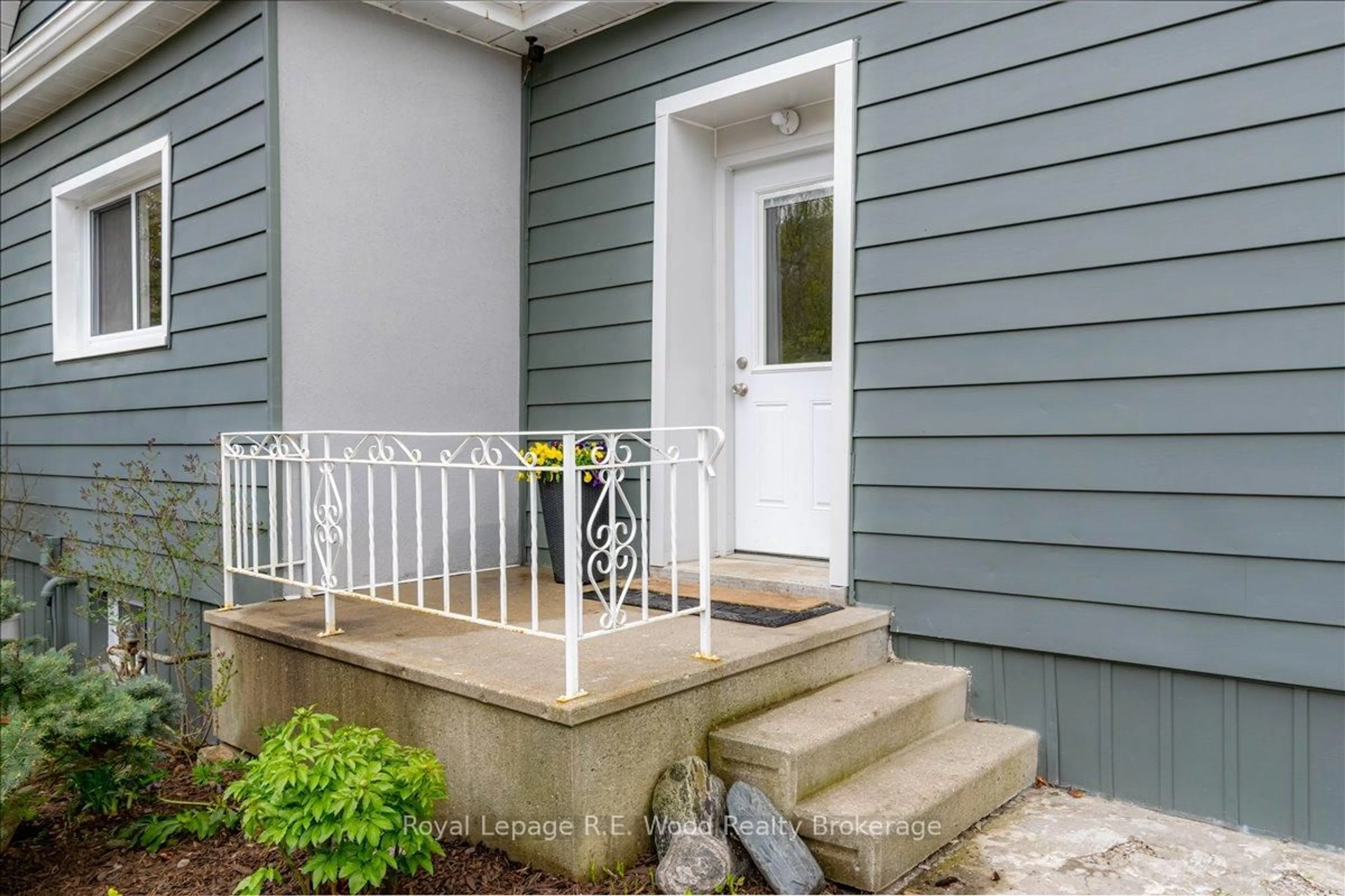 Indoor entryway for 15 Van St, Tillsonburg Ontario N4G 2M7