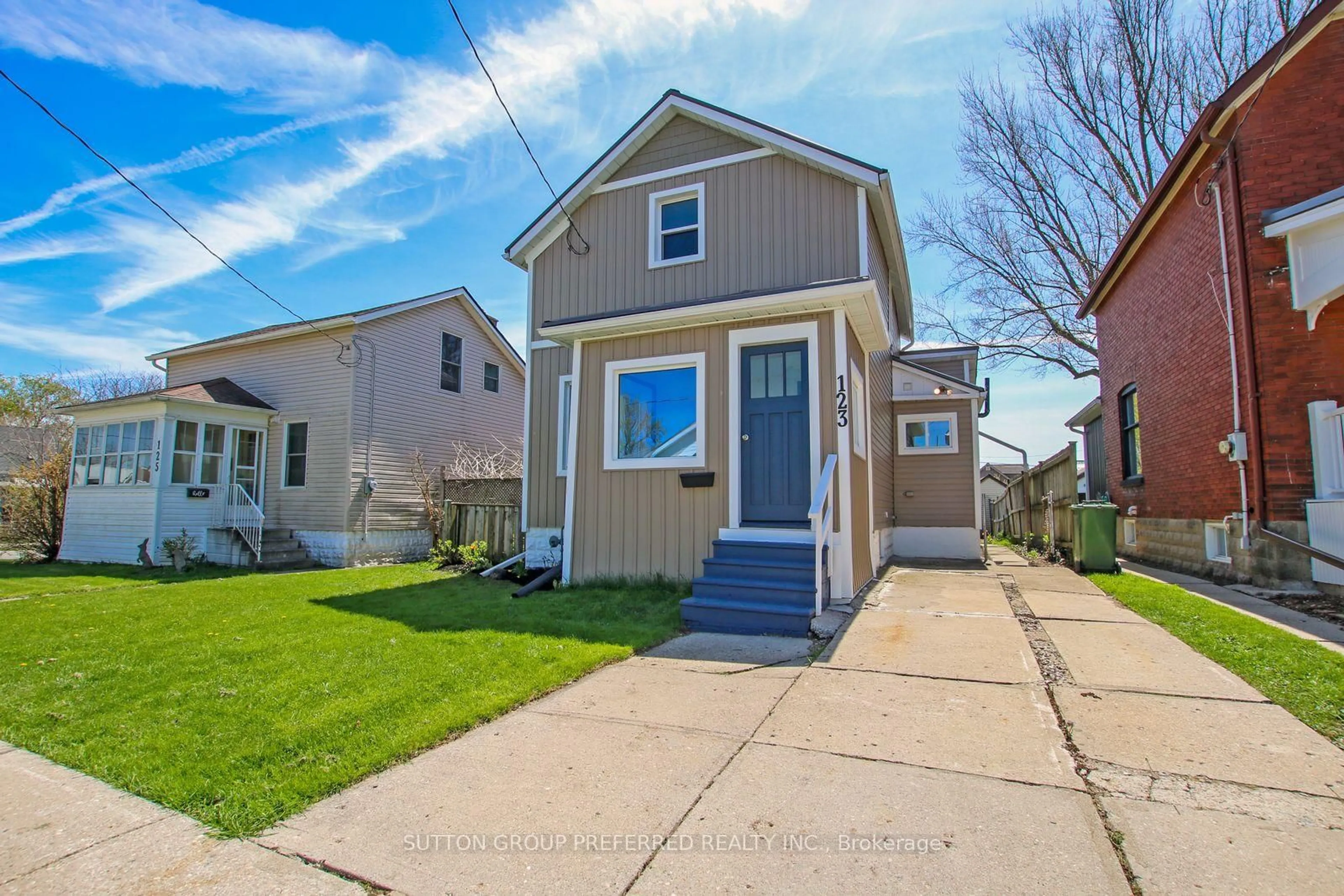 Home with vinyl exterior material, street for 123 ERIE St, St. Thomas Ontario N5R 2N1