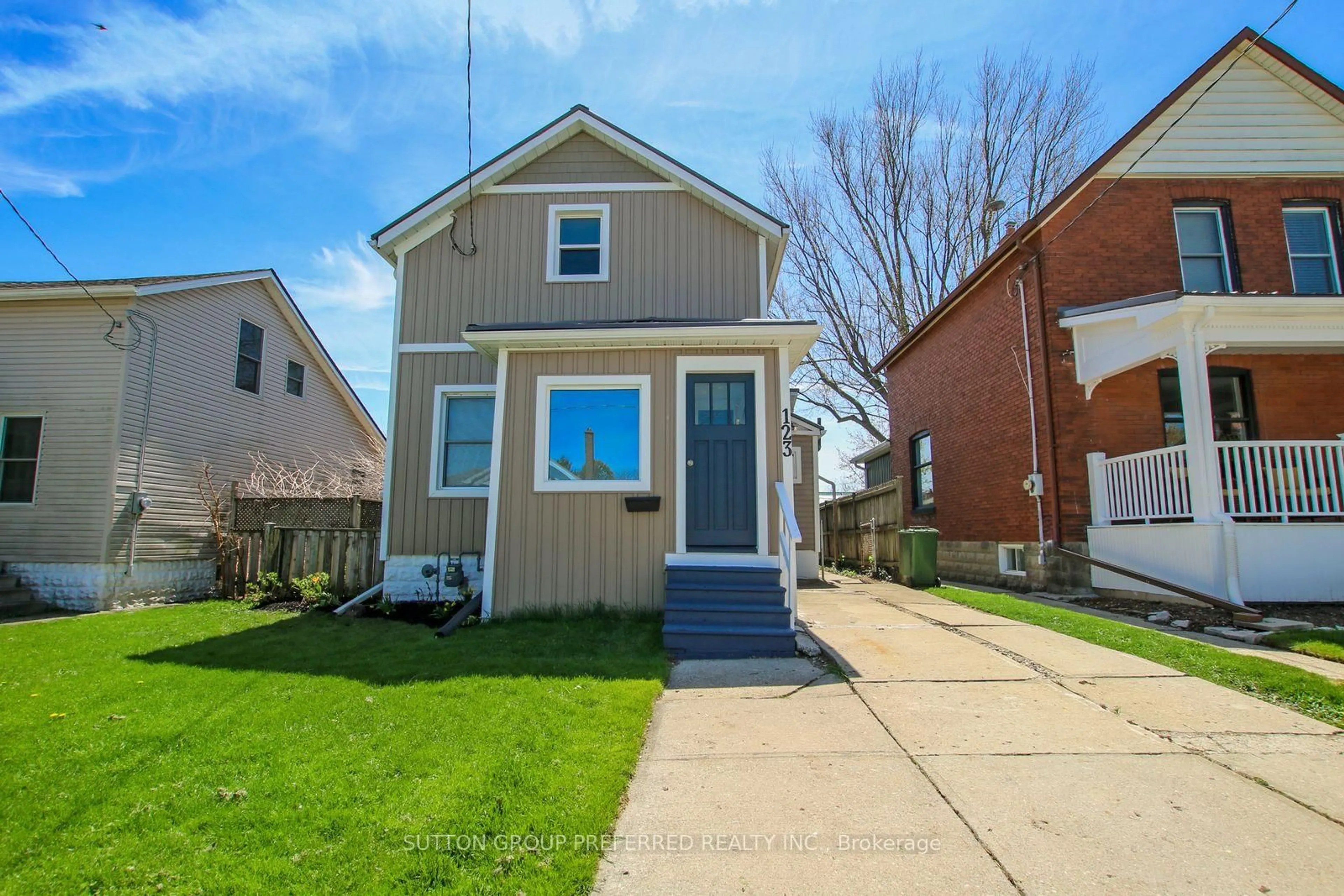 Home with vinyl exterior material, street for 123 ERIE St, St. Thomas Ontario N5R 2N1