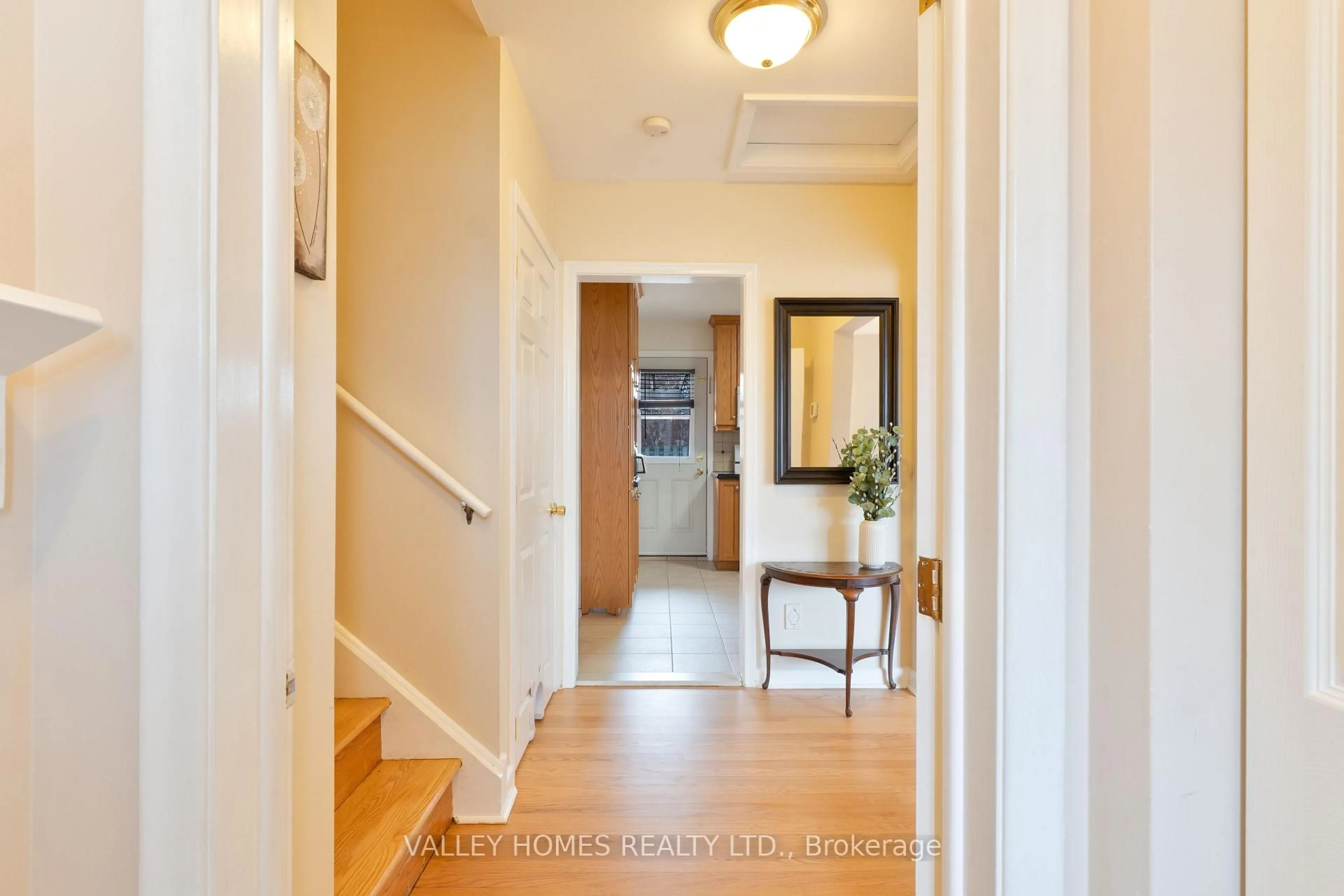 Indoor entryway for 1224 Placid St, Ottawa Ontario K2C 3A6