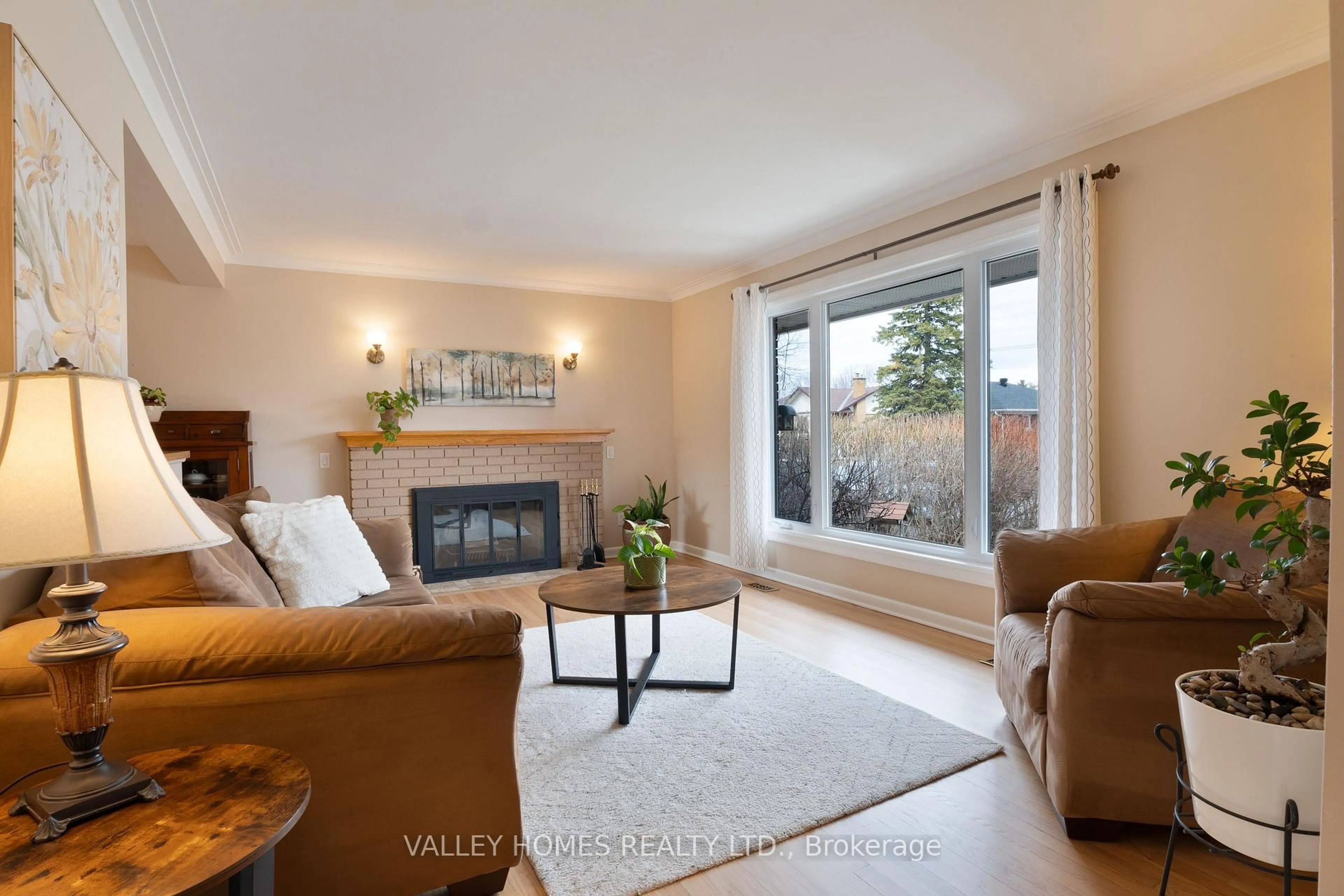Living room with furniture, unknown for 1224 Placid St, Ottawa Ontario K2C 3A6
