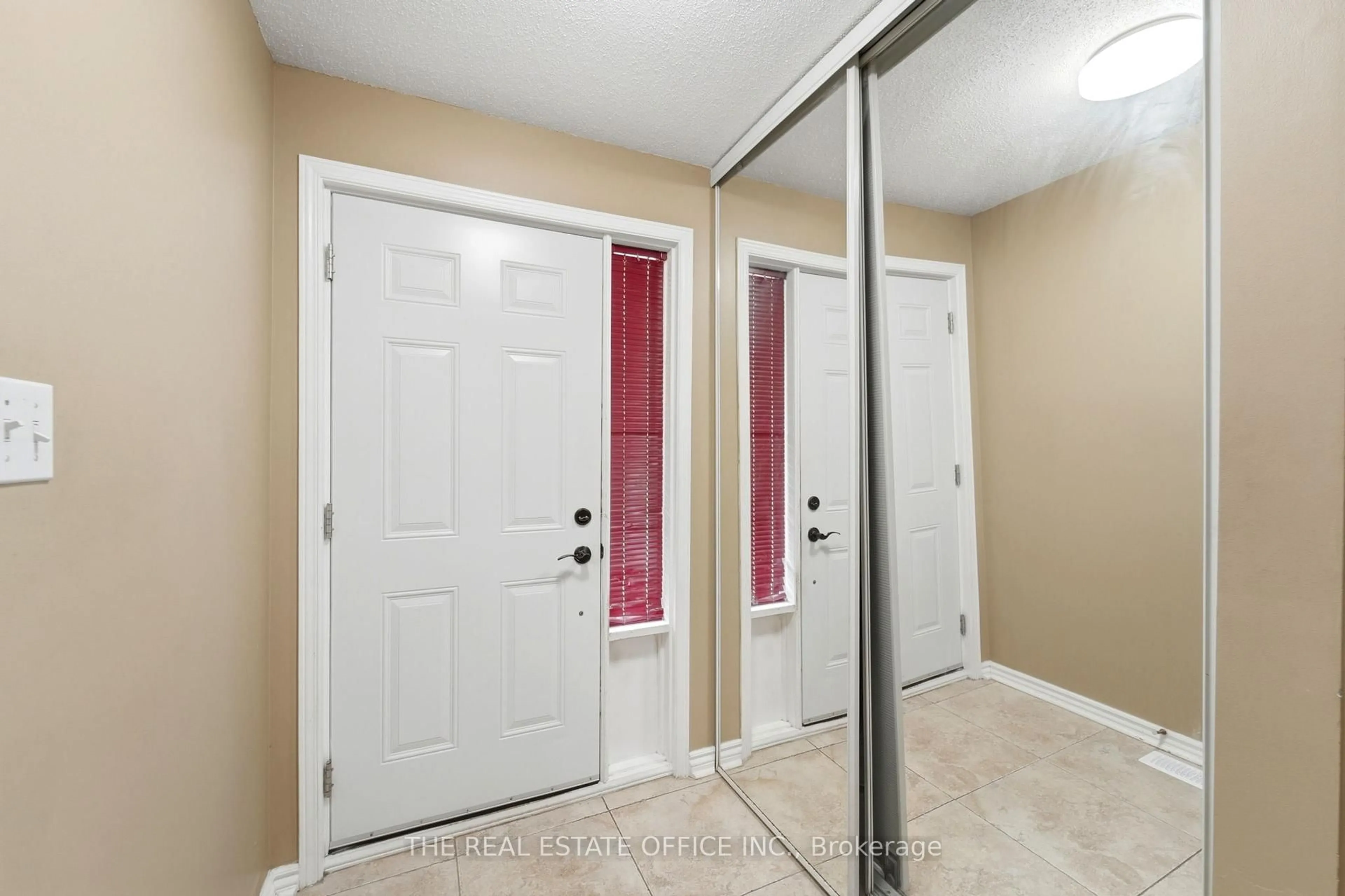 Indoor entryway for 106 Corsica Private, Ottawa Ontario K1G 5Y1