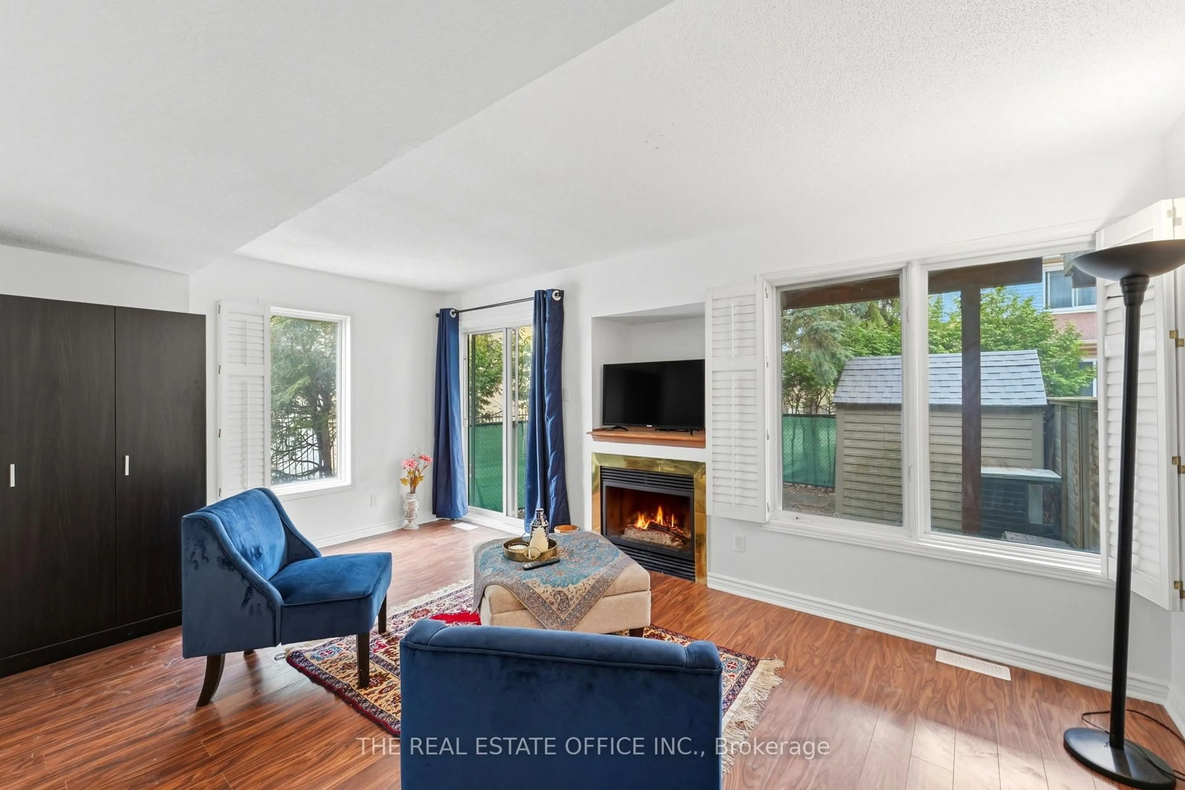 Living room with furniture, unknown for 106 Corsica Private, Ottawa Ontario K1G 5Y1