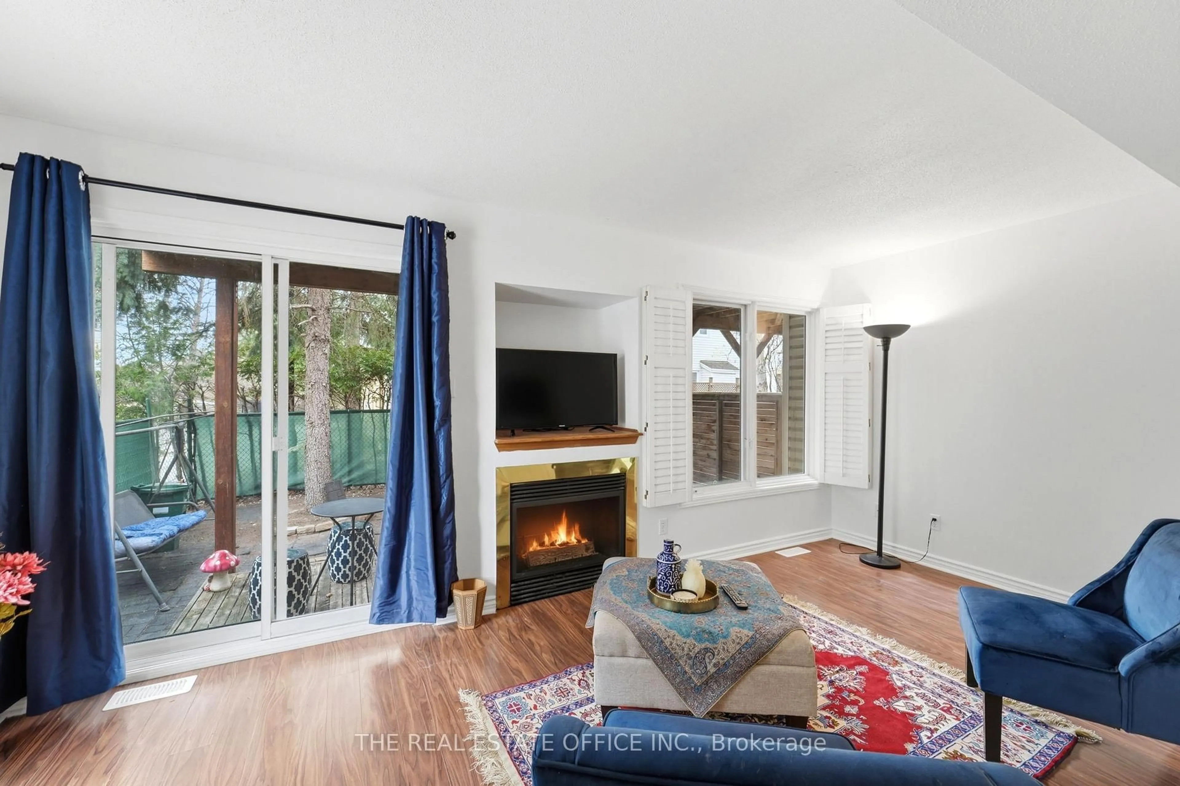 Living room with furniture, unknown for 106 Corsica Private, Ottawa Ontario K1G 5Y1