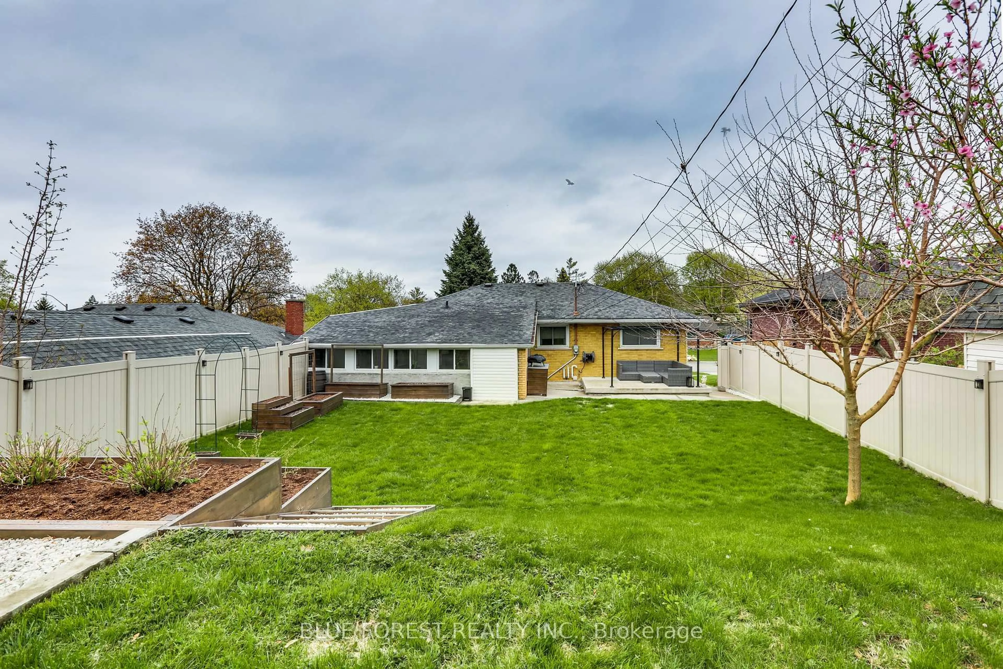 A pic from outside/outdoor area/front of a property/back of a property/a pic from drone, street for 259 King Edward Ave, London South Ontario N5Z 3V2