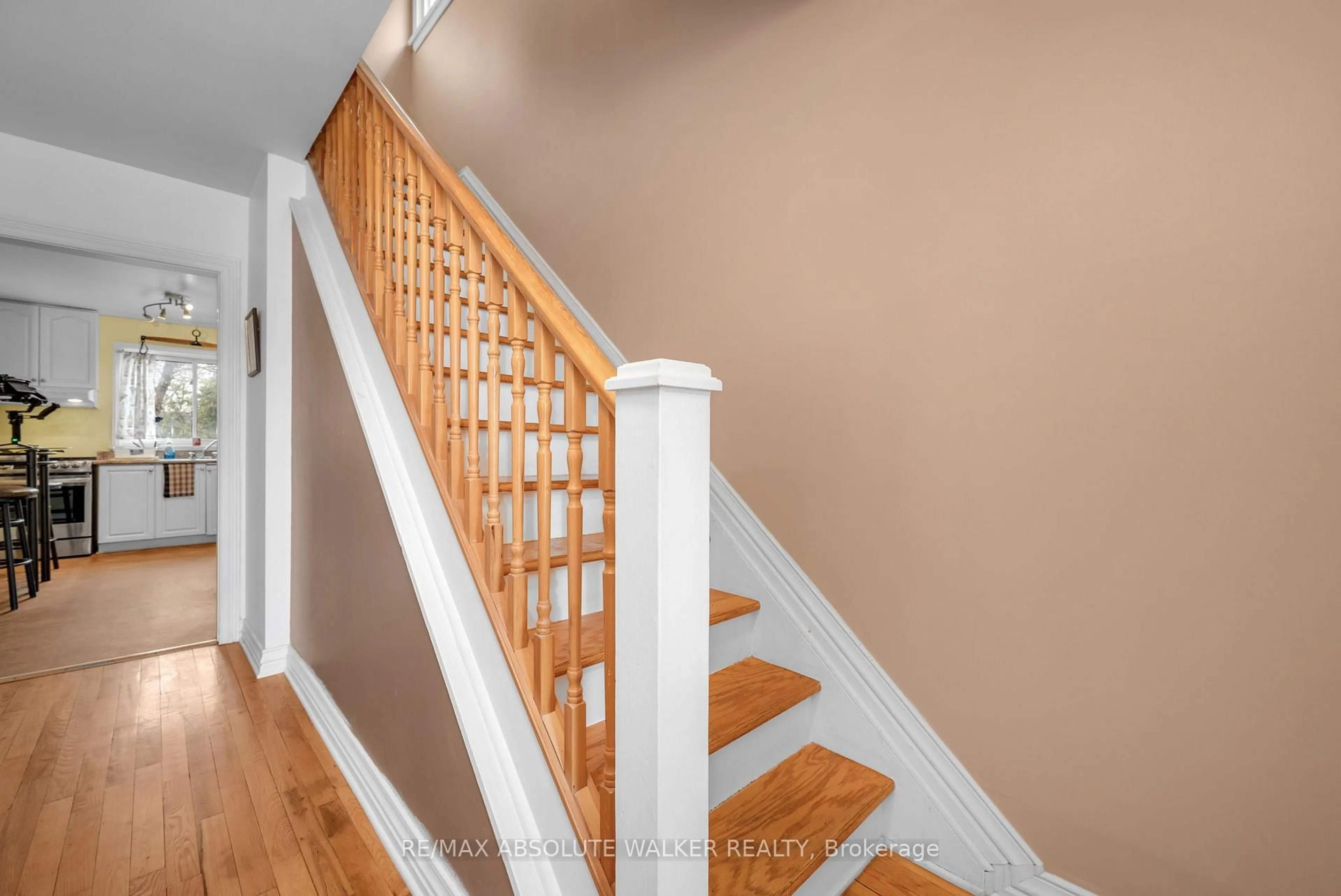 Stairs for 144 Viewmount Dr, Ottawa Ontario K2G 3B7