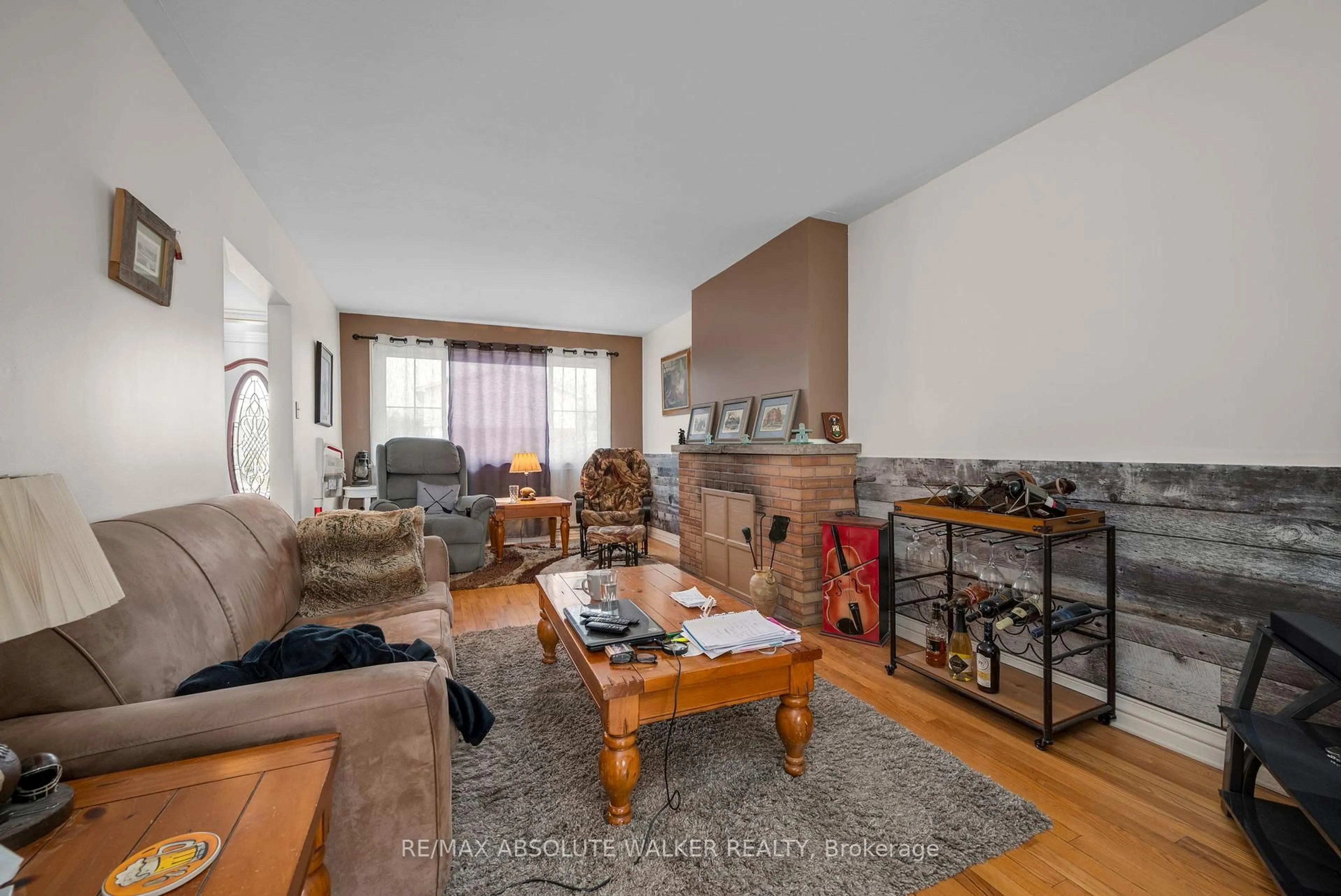 Living room with furniture, unknown for 144 Viewmount Dr, Ottawa Ontario K2G 3B7