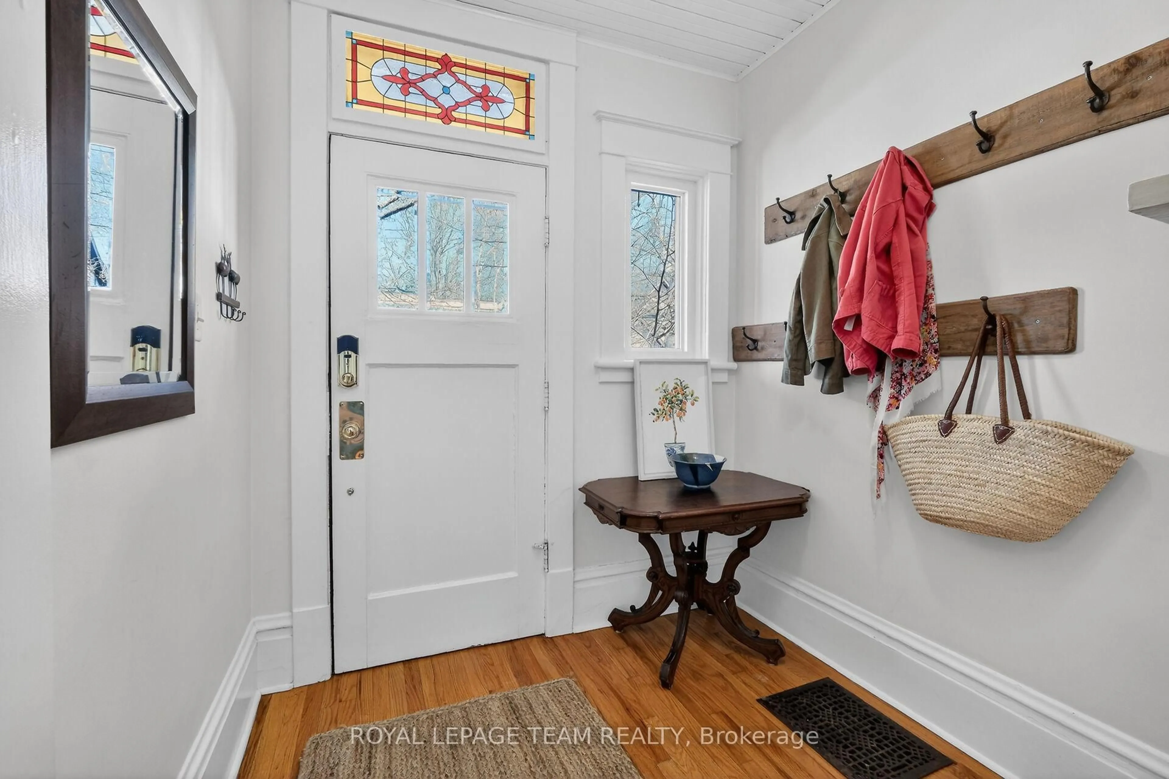 Indoor entryway for 140 Aylmer Ave, Ottawa Ontario K1S 2Y2