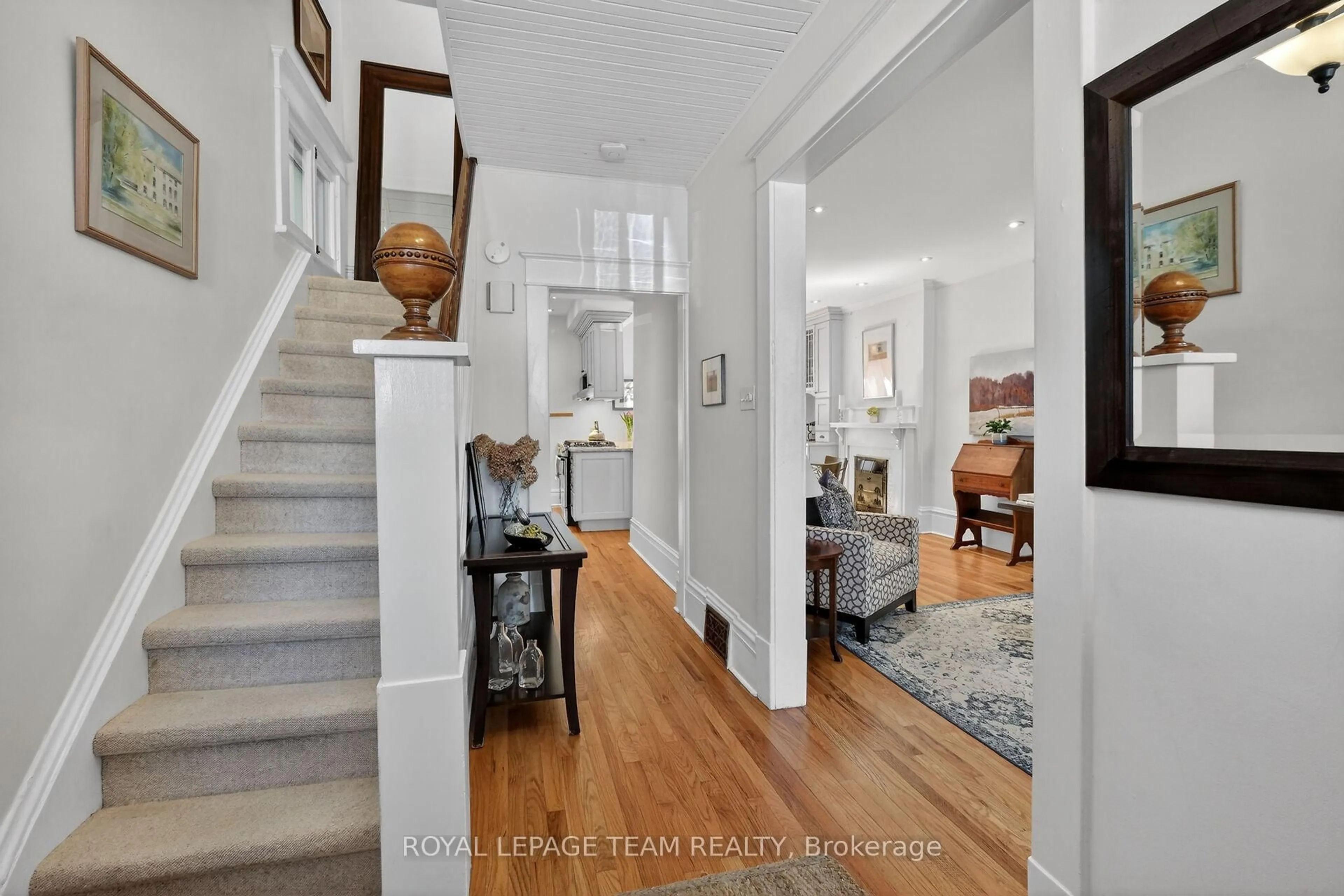 Indoor entryway for 140 Aylmer Ave, Ottawa Ontario K1S 2Y2