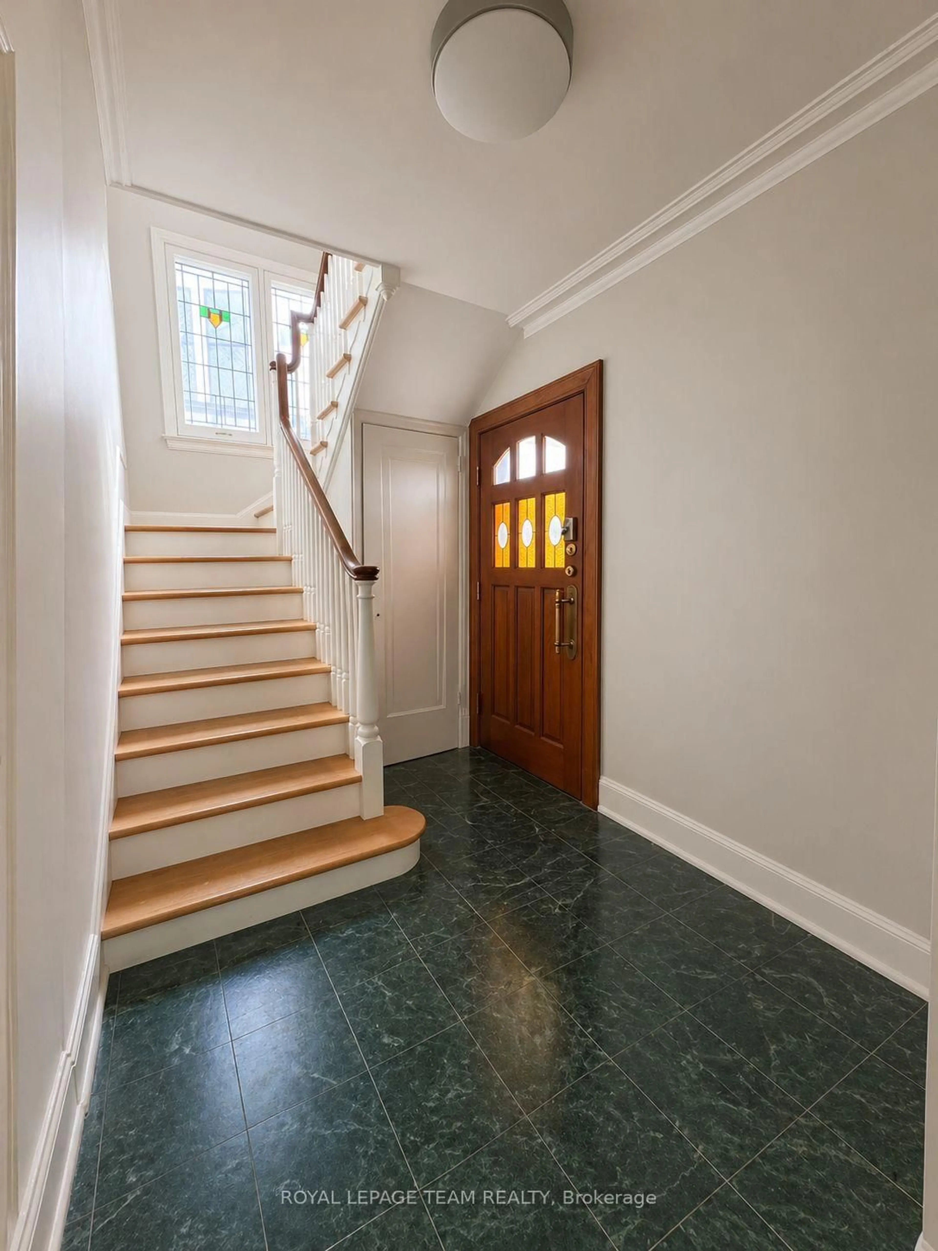Indoor foyer for 84 Riverdale Ave, Ottawa Ontario K1S 1R2