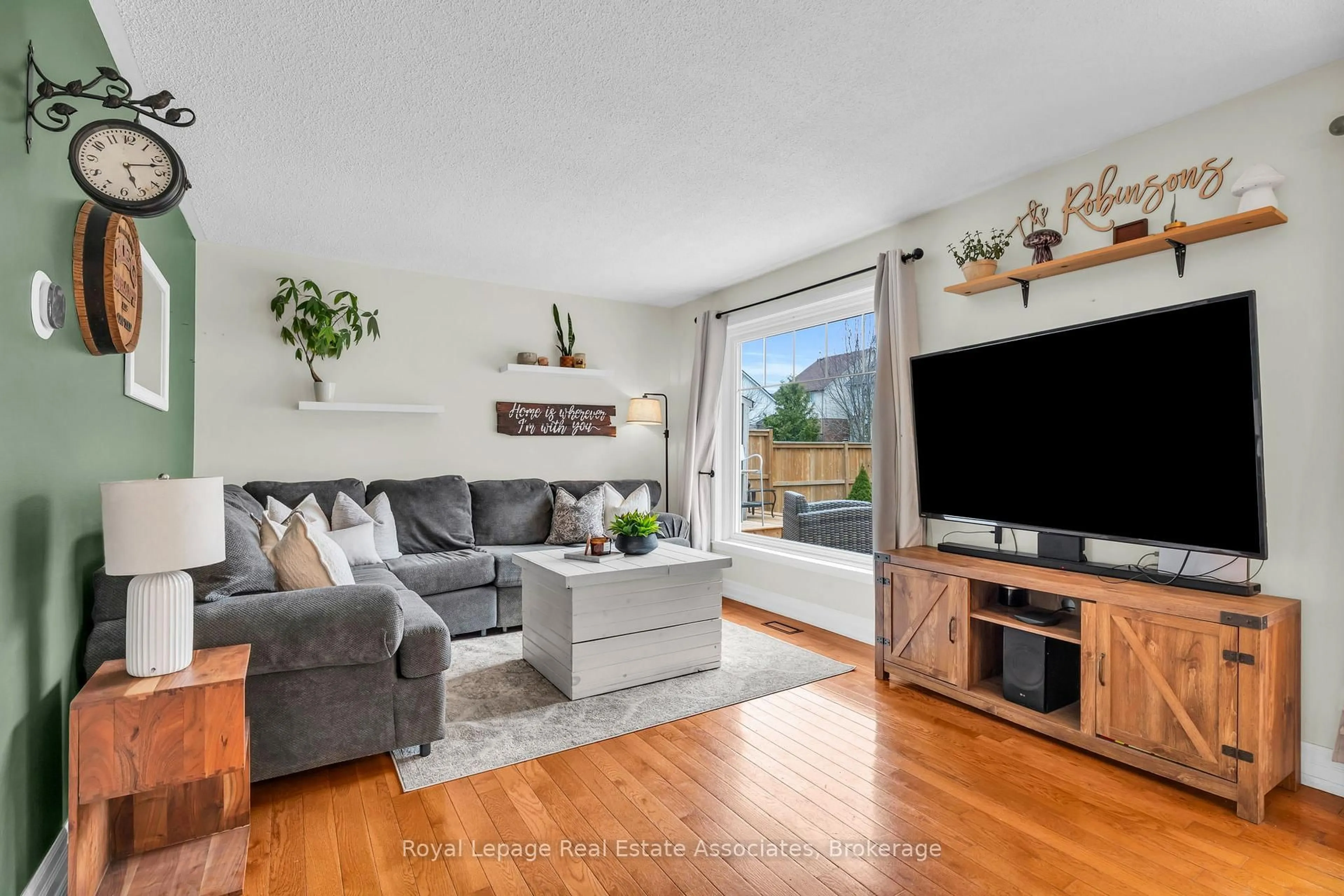 Living room with furniture, wood/laminate floor for 325 Simon St, Shelburne Ontario L9V 2Y5