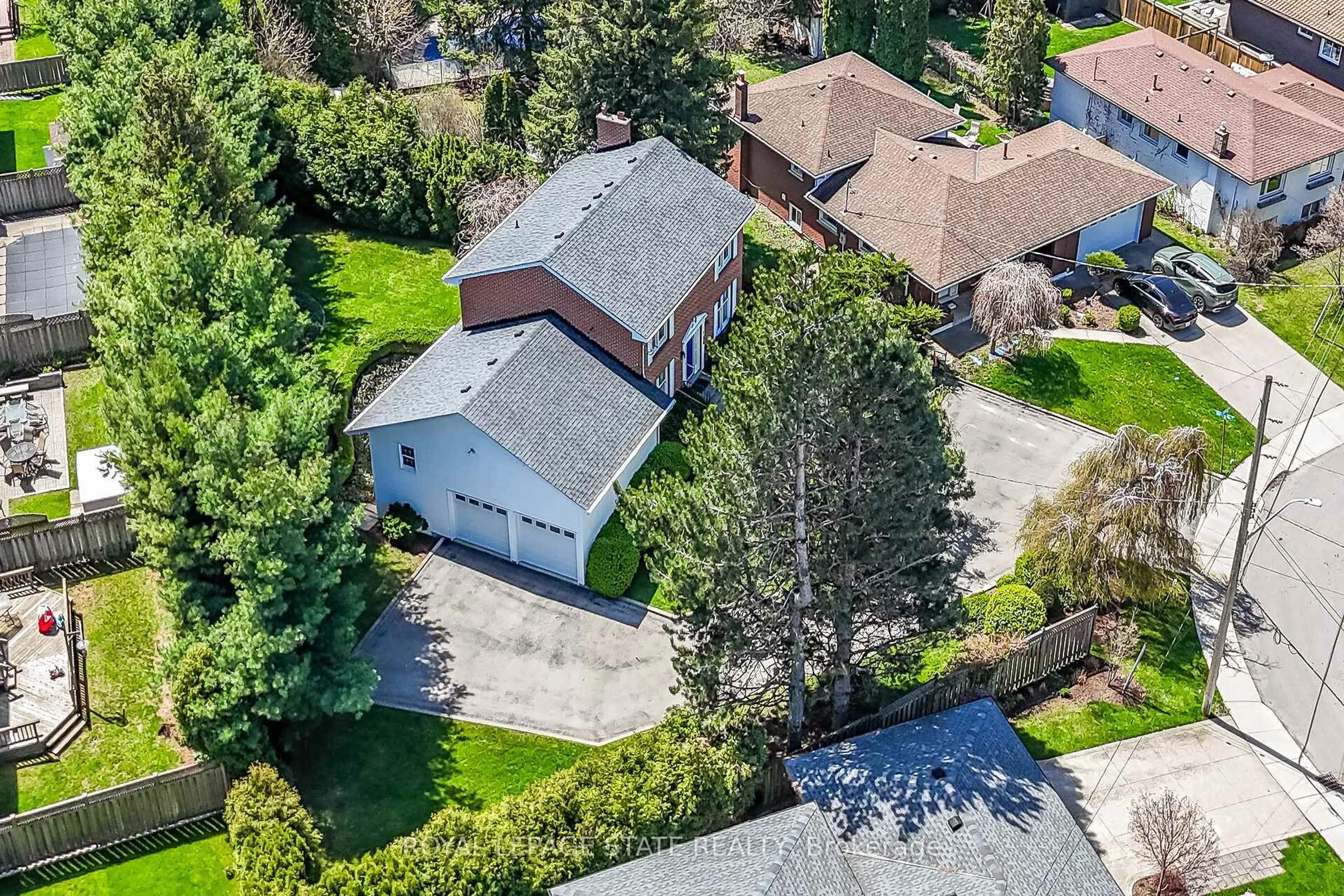 A pic from outside/outdoor area/front of a property/back of a property/a pic from drone, street for 126 Forest Hill Cres, Hamilton Ontario L8K 5V4