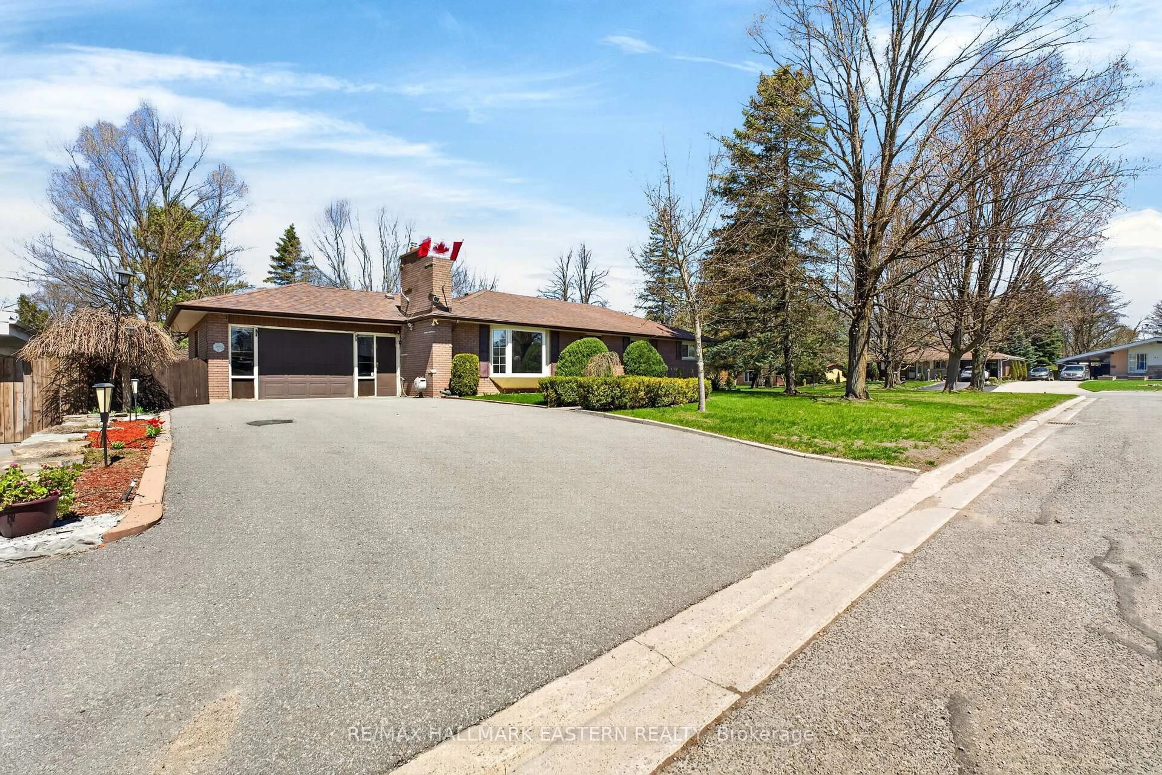 A pic from outside/outdoor area/front of a property/back of a property/a pic from drone, street for 47 Springbrook Dr, Peterborough Ontario K9J 1L3