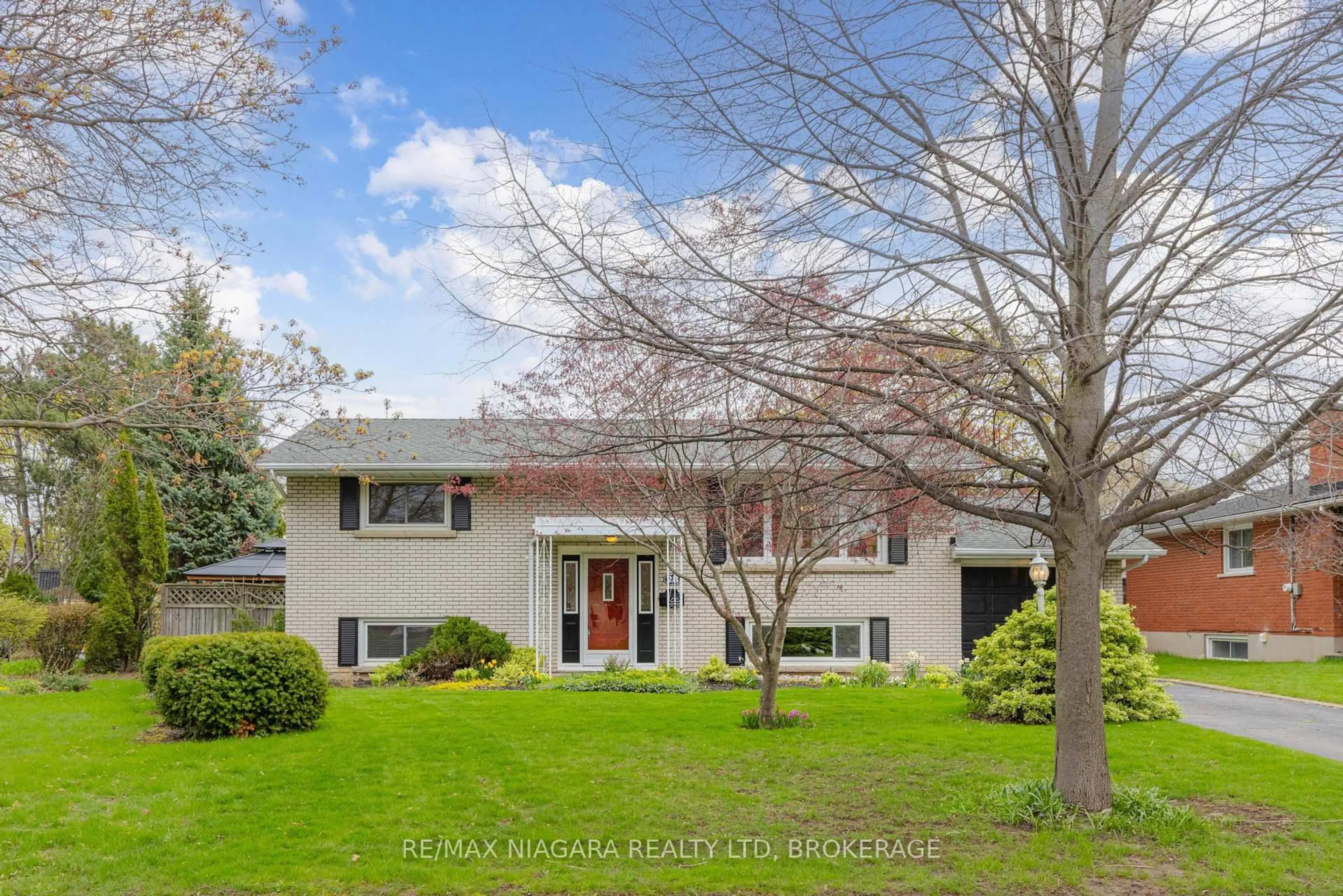 A pic from outside/outdoor area/front of a property/back of a property/a pic from drone, street for 28 Viking Dr, St. Catharines Ontario L2M 2V3