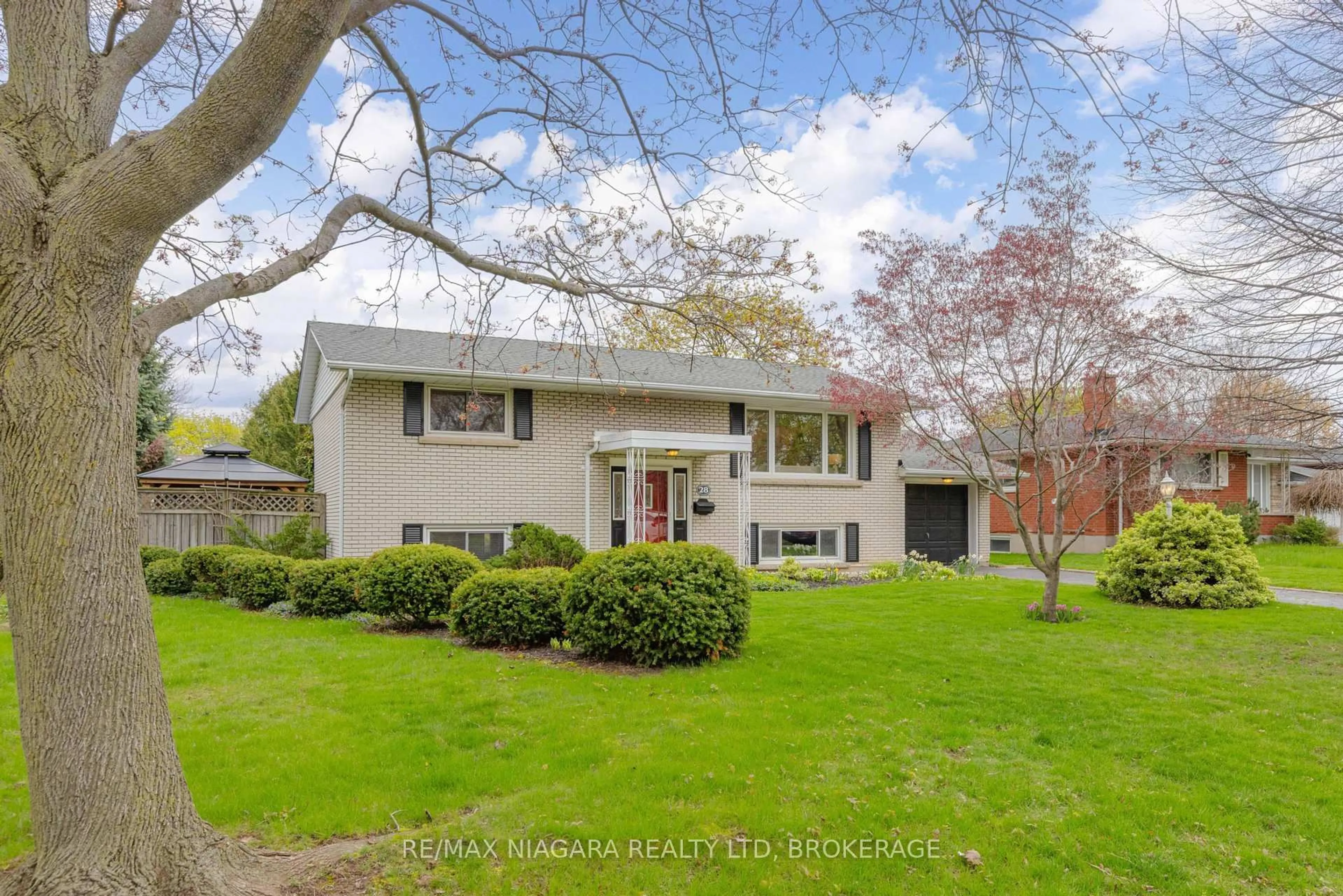 Home with vinyl exterior material, street for 28 Viking Dr, St. Catharines Ontario L2M 2V3