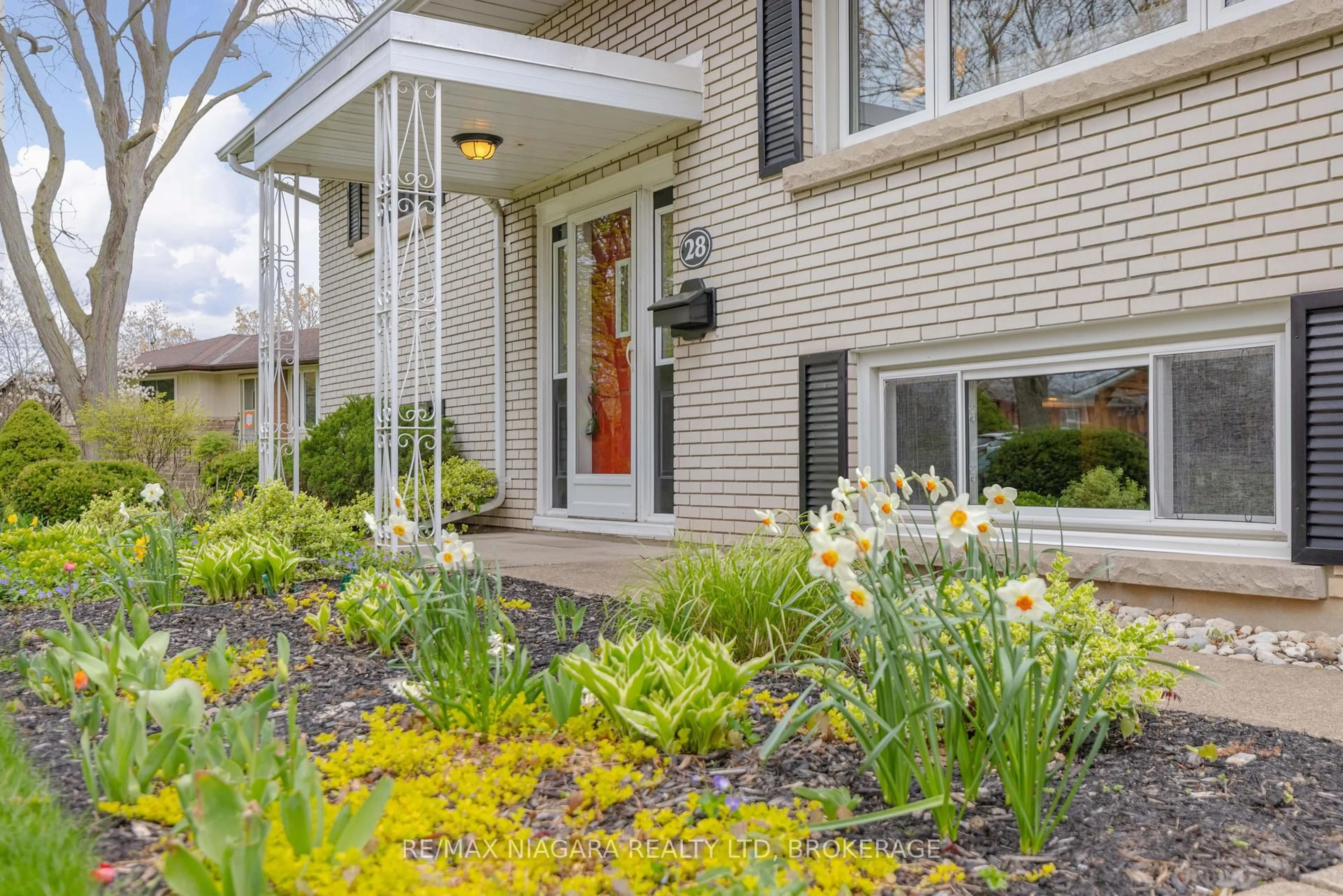 Home with brick exterior material, street for 28 Viking Dr, St. Catharines Ontario L2M 2V3