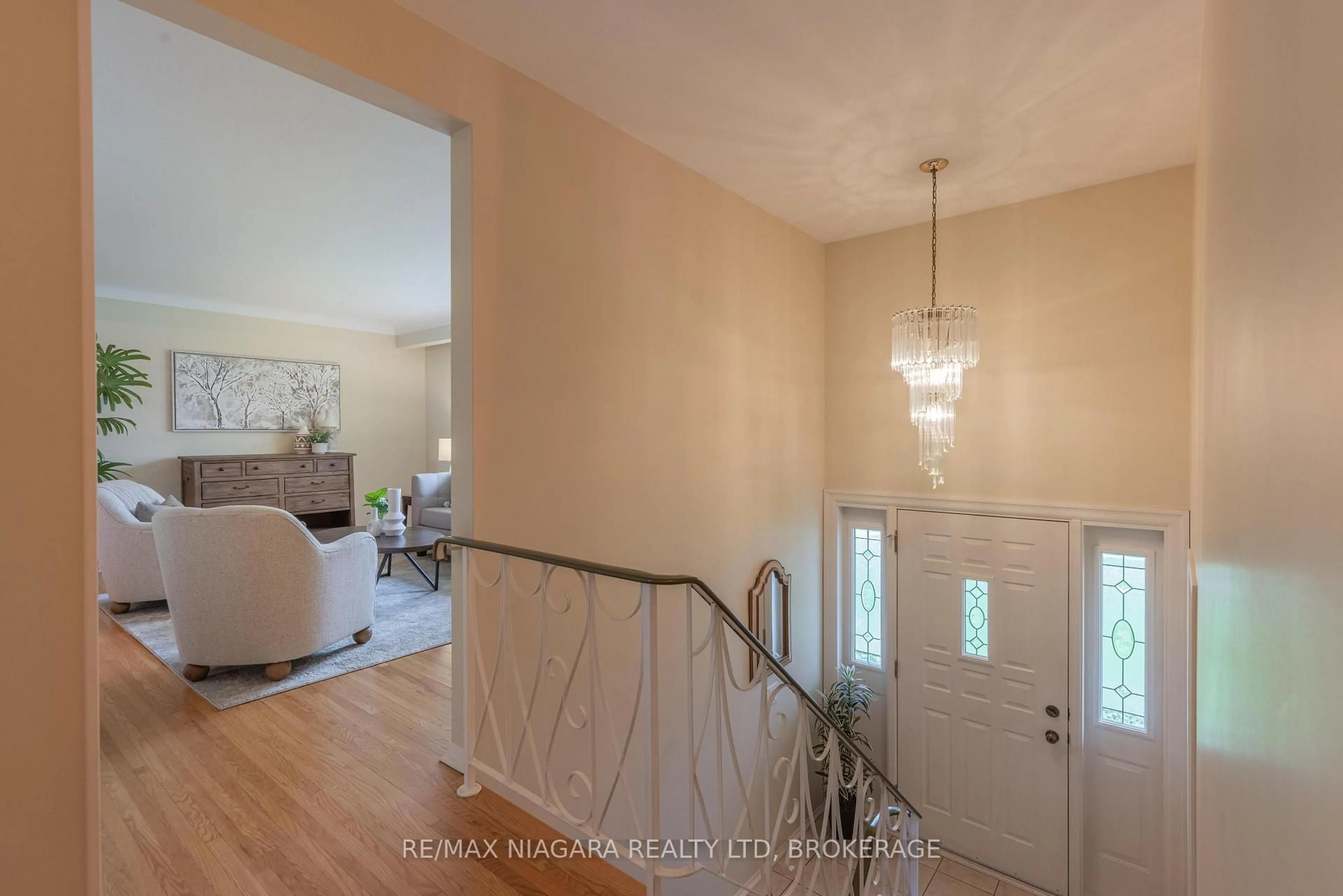 Indoor entryway for 28 Viking Dr, St. Catharines Ontario L2M 2V3