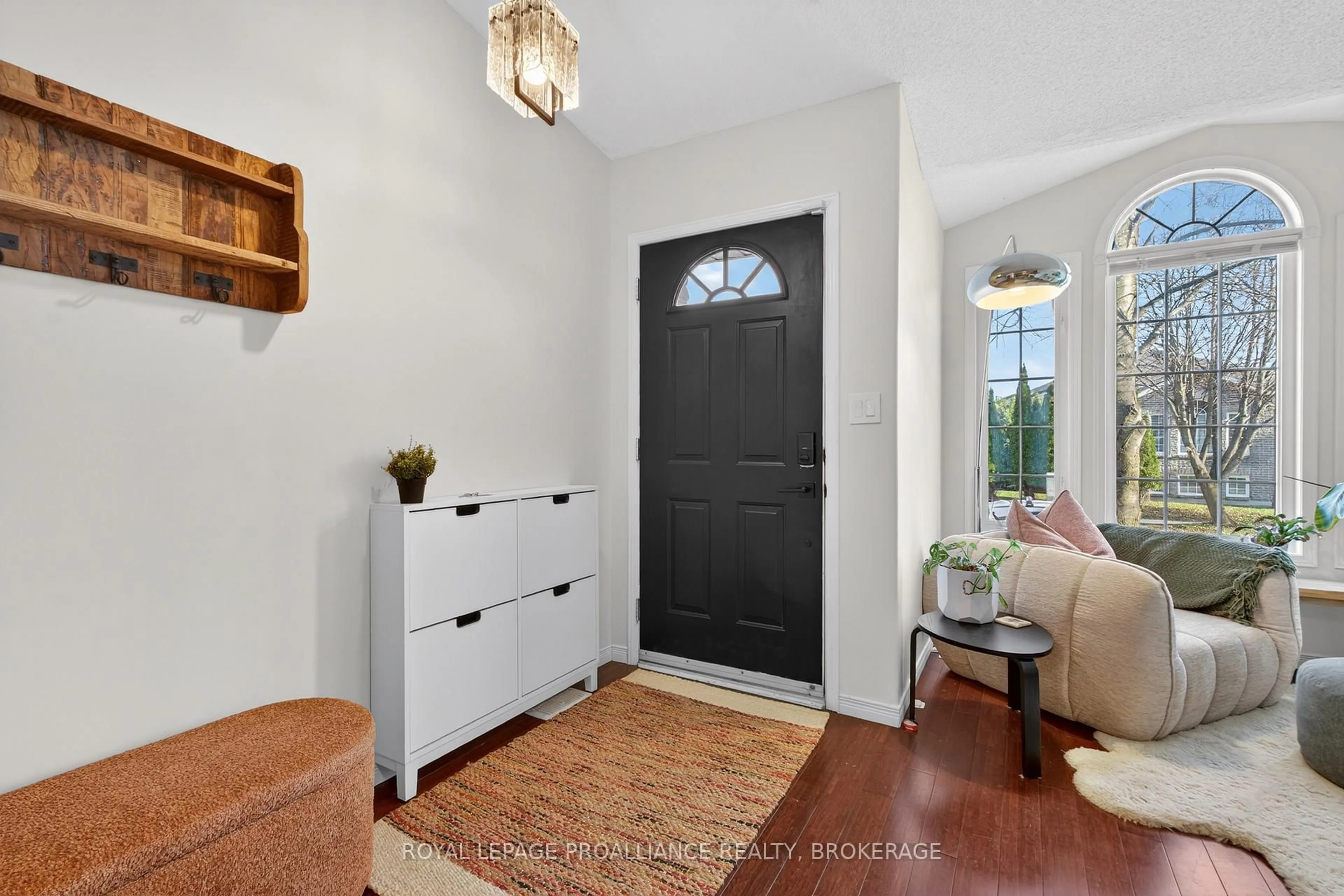 Indoor entryway for 964 Rainbow Cres, Kingston Ontario K7K 7J2