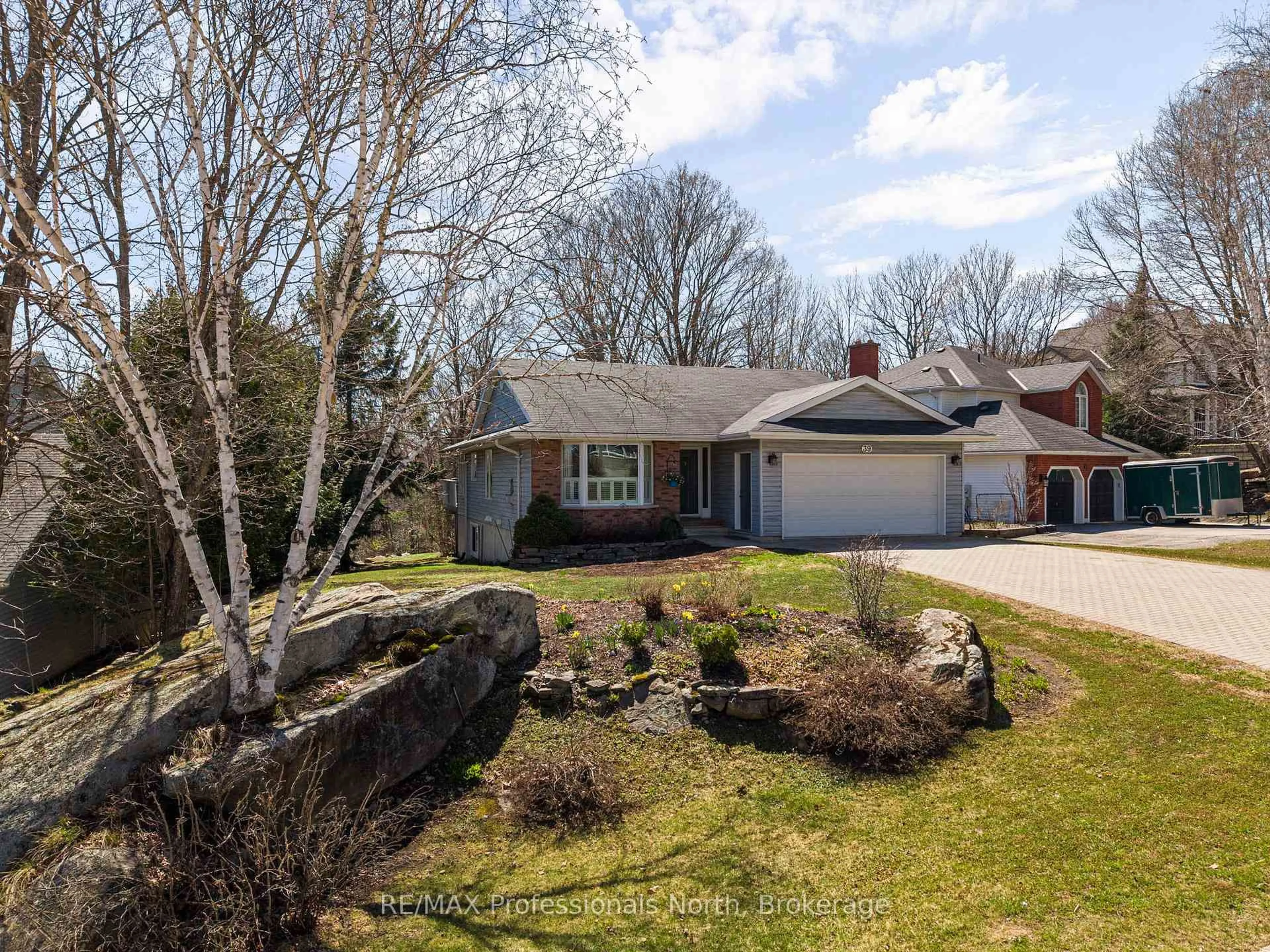 A pic from outside/outdoor area/front of a property/back of a property/a pic from drone, street for 39 Glenwood Dr, Huntsville Ontario P1H 1B6