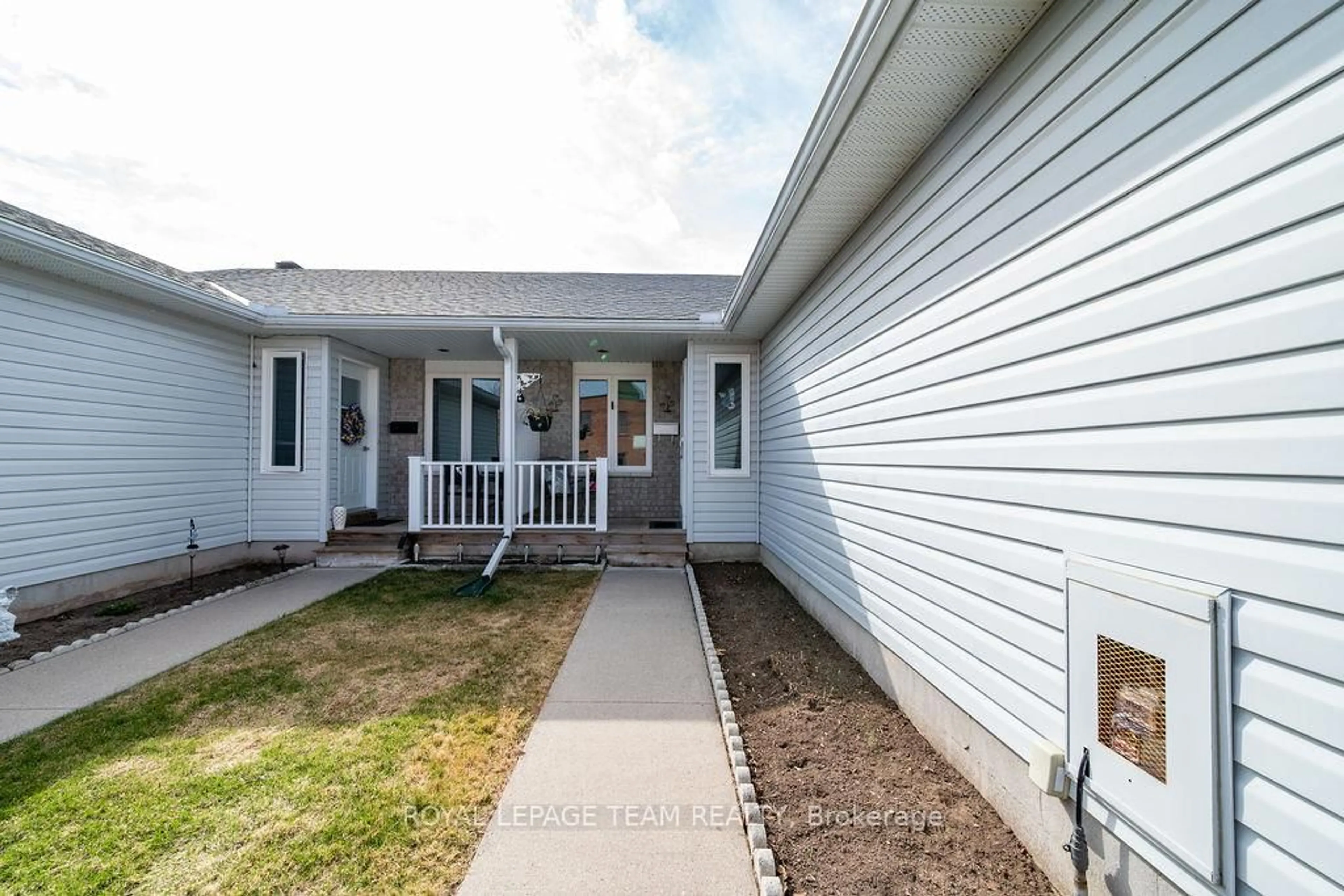 Home with vinyl exterior material, street for 205 RENFREW Ave, Renfrew Ontario K7V 2Y4
