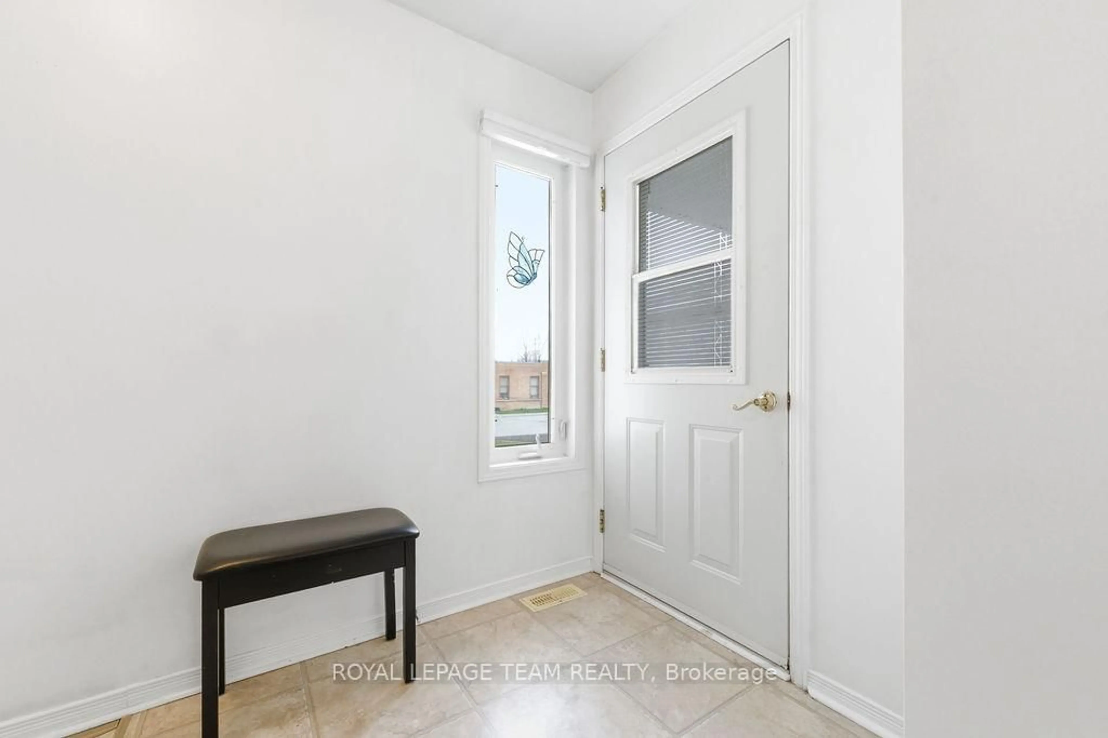 Indoor entryway for 205 RENFREW Ave, Renfrew Ontario K7V 2Y4