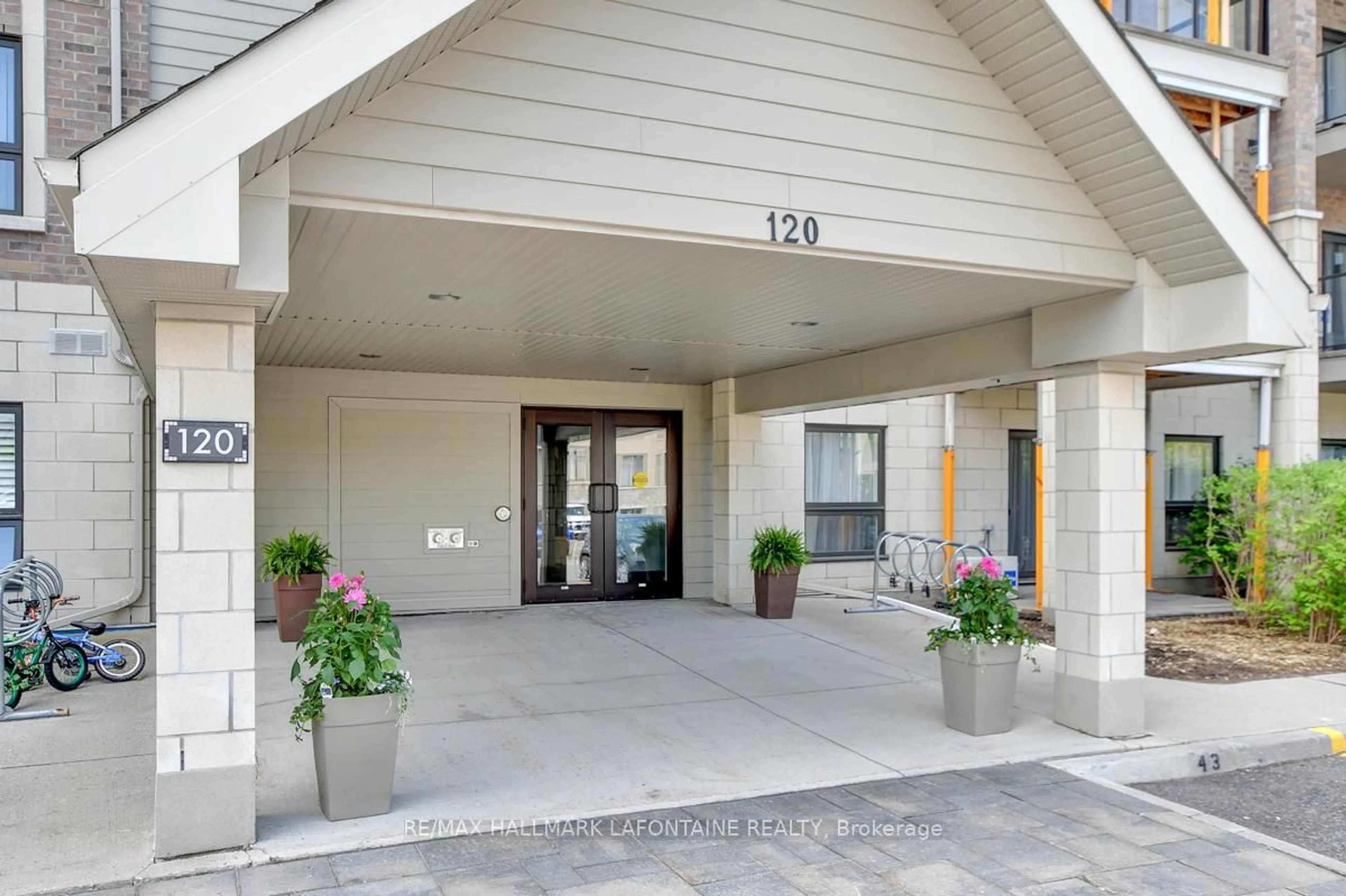 Indoor foyer for 120 Prestige Circ #114, Ottawa Ontario K4A 1B4